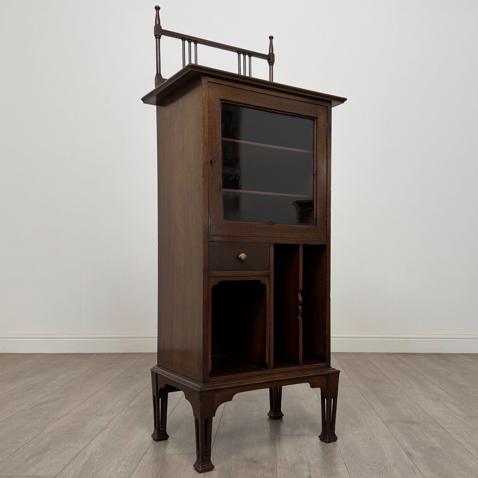 photo furniture Antique 20th Century Good Quality Cabinet In Mahogany
