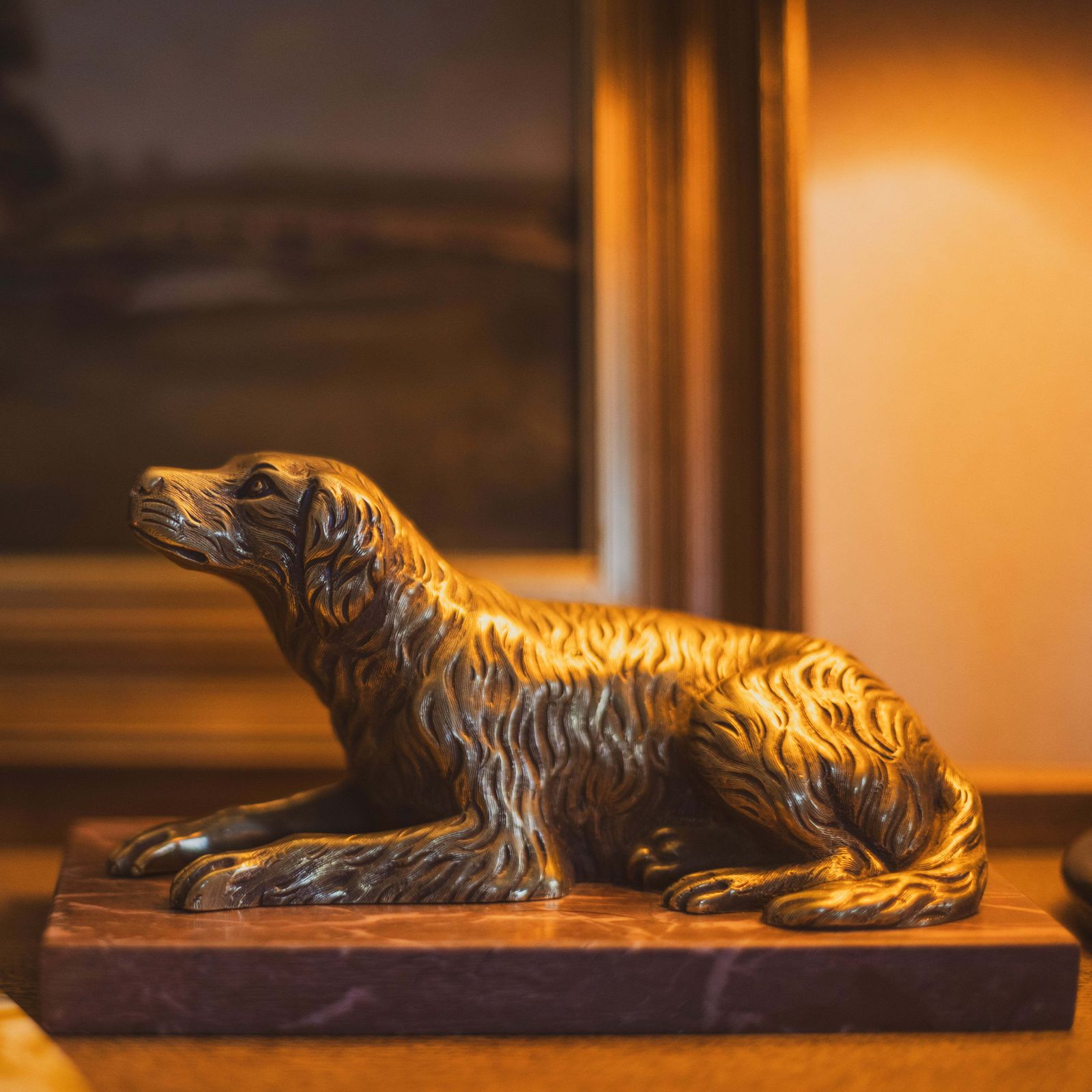 photo vintage A 19th Century Gilt Bronze Study Of A Reclining Labrador Dog On A Rouge Marble Base