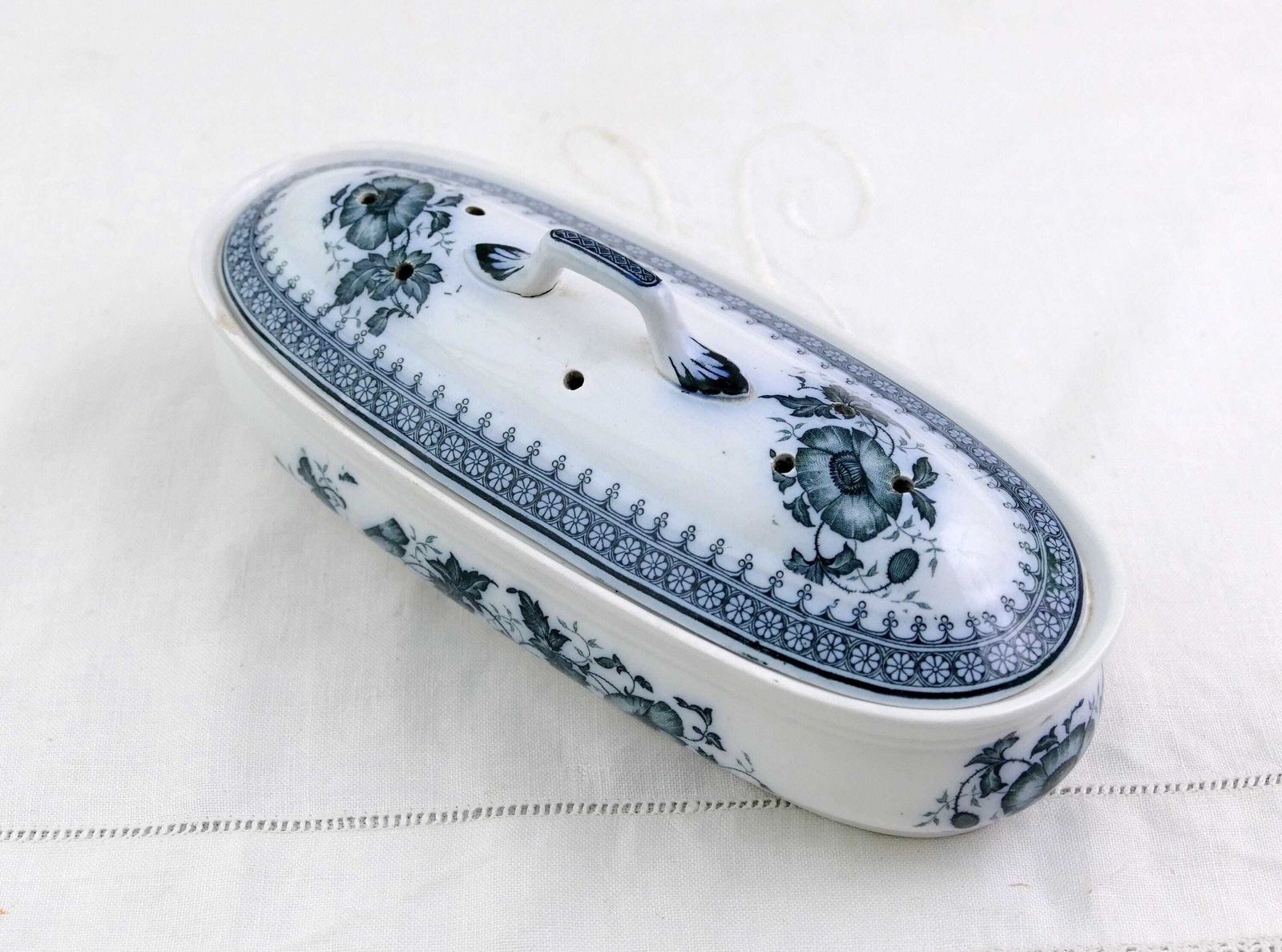 Woonaccessoires Antiek Frans Wit Porseleinen Tandenborstelhouder Met Blauw Klaprozenpatroon, Retro Scheermeshouder Van Aardewerk Uit Frankrijk, Te Gebruiken Als Pennenhouder photo