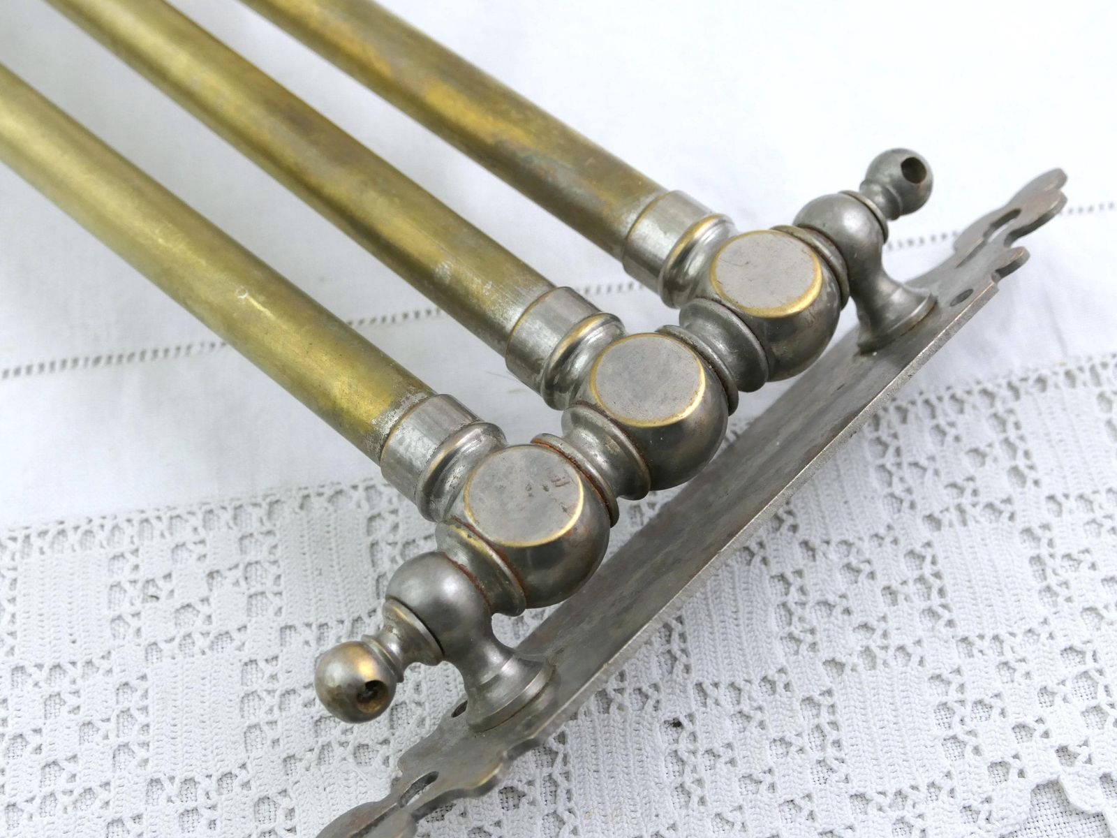 Grote Antieke Franse Draaibare Wandhanddoekhouder Met 3 Stangen, Met Gebruikssporen – Retro Badkameraccessoire Uit Frankrijk, Ook Geschikt Voor De Keuken photo vinterior