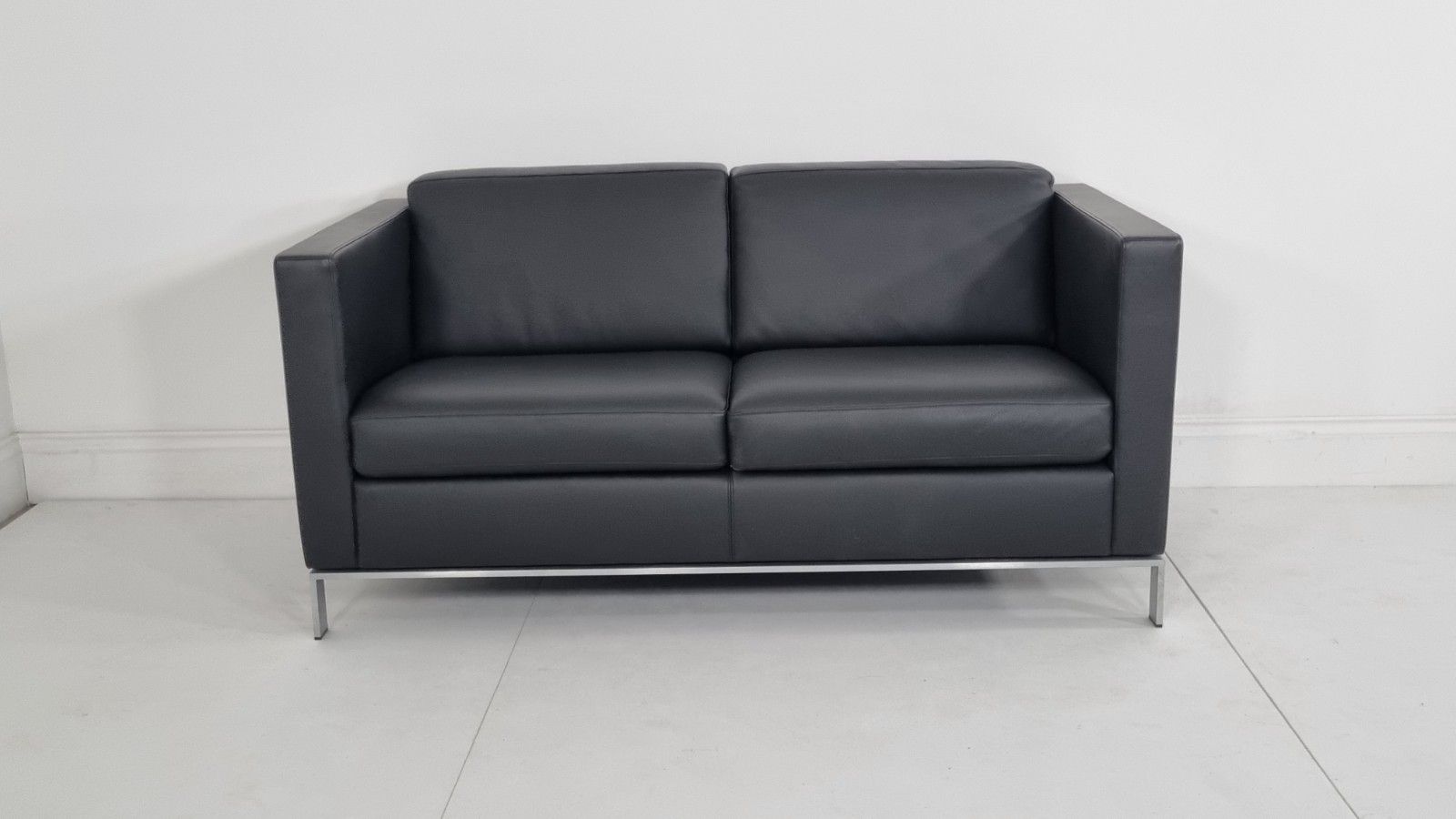 Furniture Walter Knoll Foster 500.2 Black Leather Sofa In Immaculate Condition photo