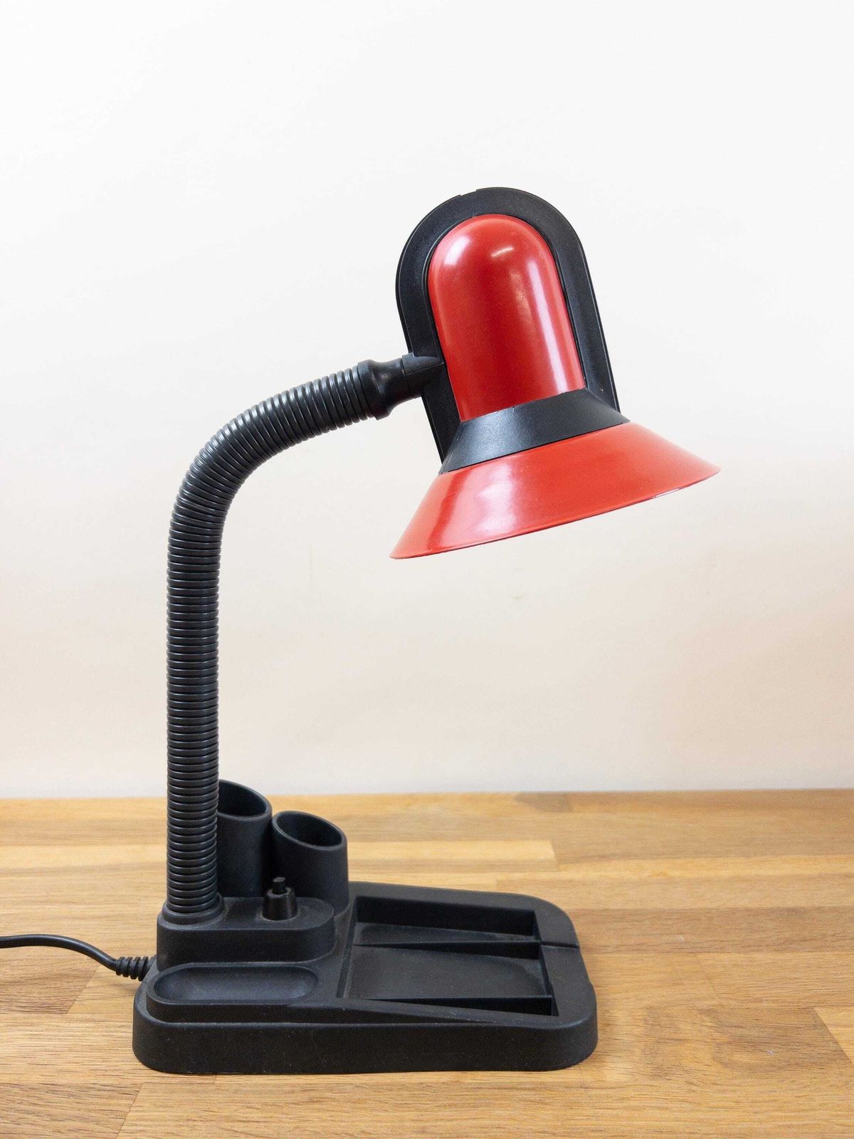 photo vintage Vintage Red Desk Lamp With Organizer   1980s Spanish Design By Vase