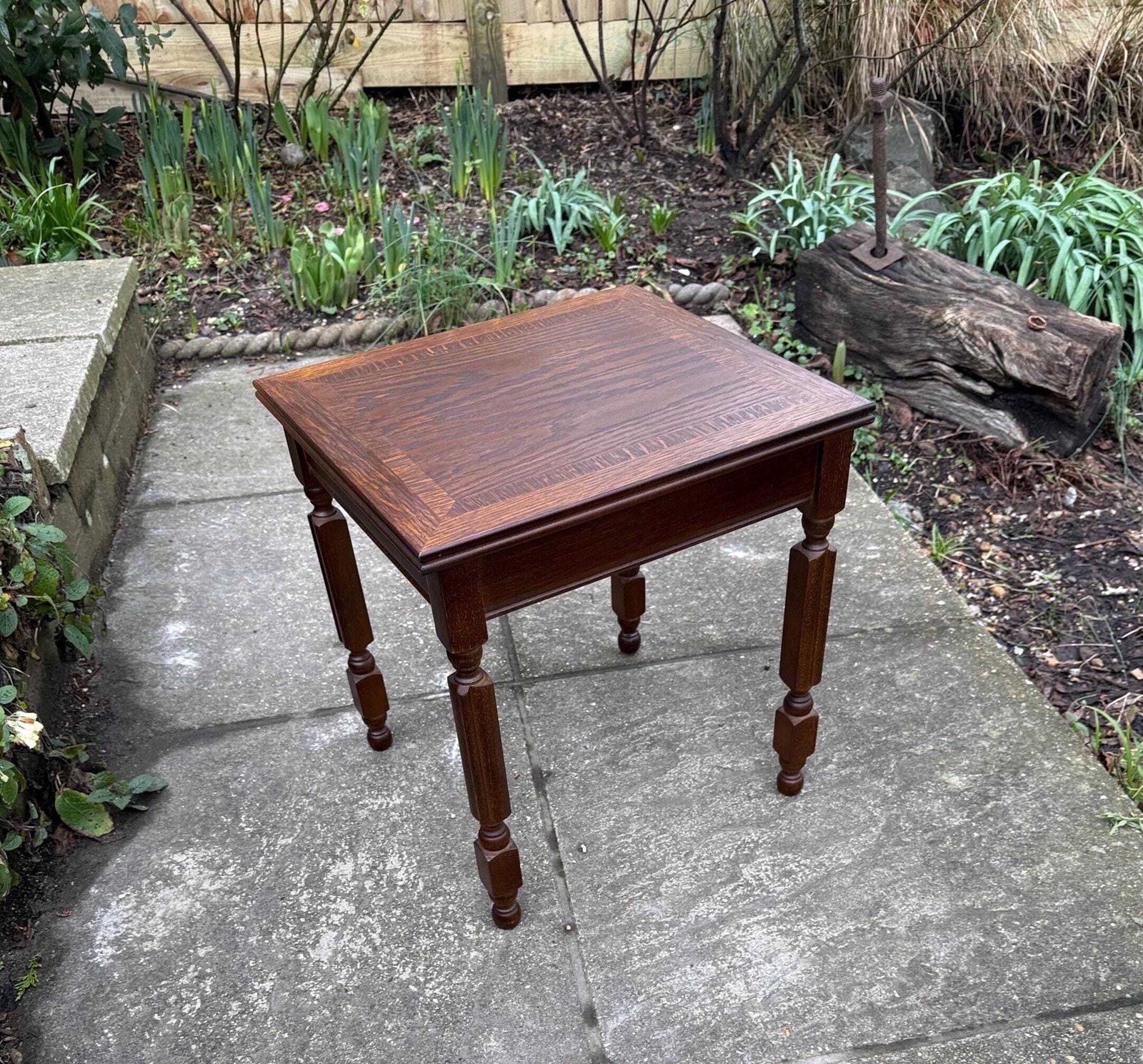 Top Quality 1980s Side Table With Attractive Veneered Detail And Neo Traditional Turned Legs