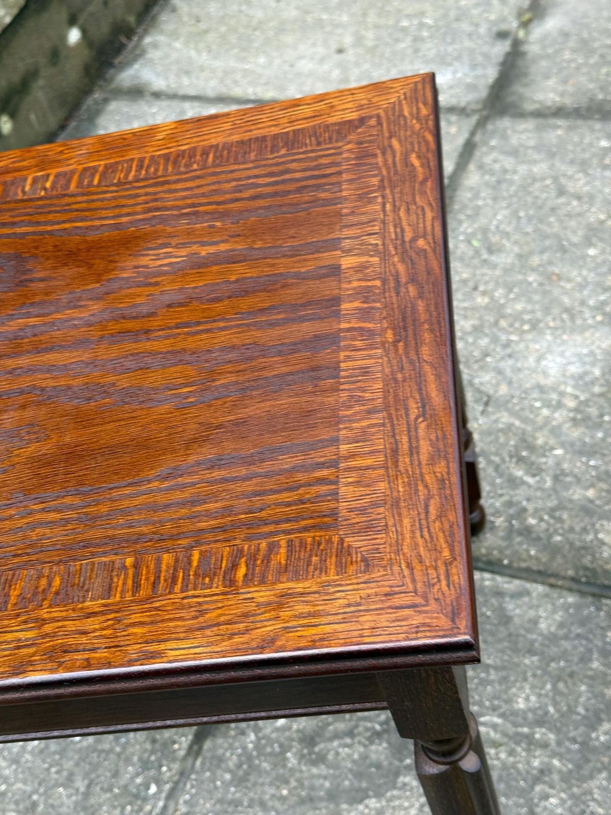 photo vinterior Top Quality 1980s Side Table With Attractive Veneered Detail And Neo Traditional Turned Legs
