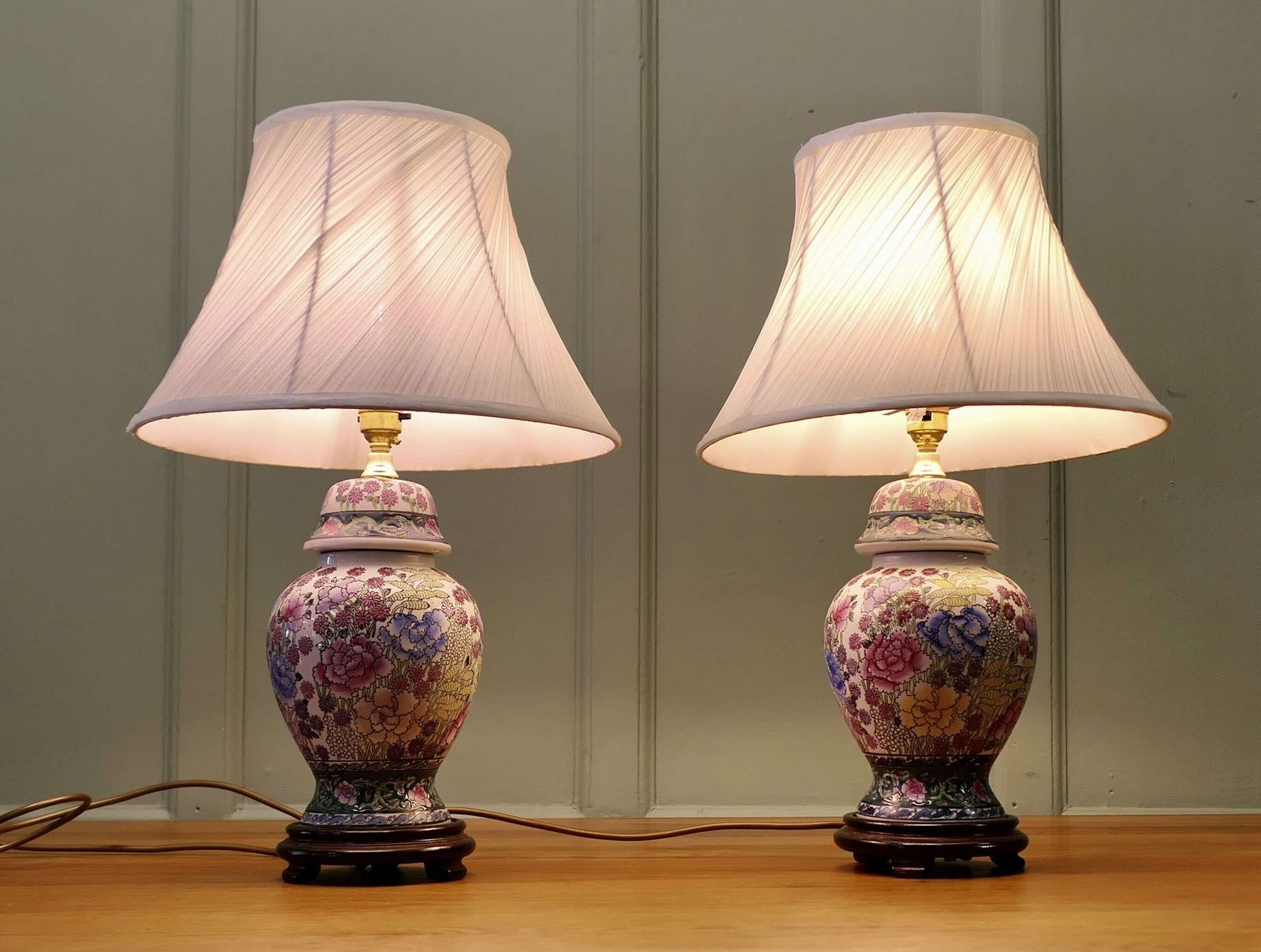 A Pair Of Famille Rose Vase Lamps photo Lighting
