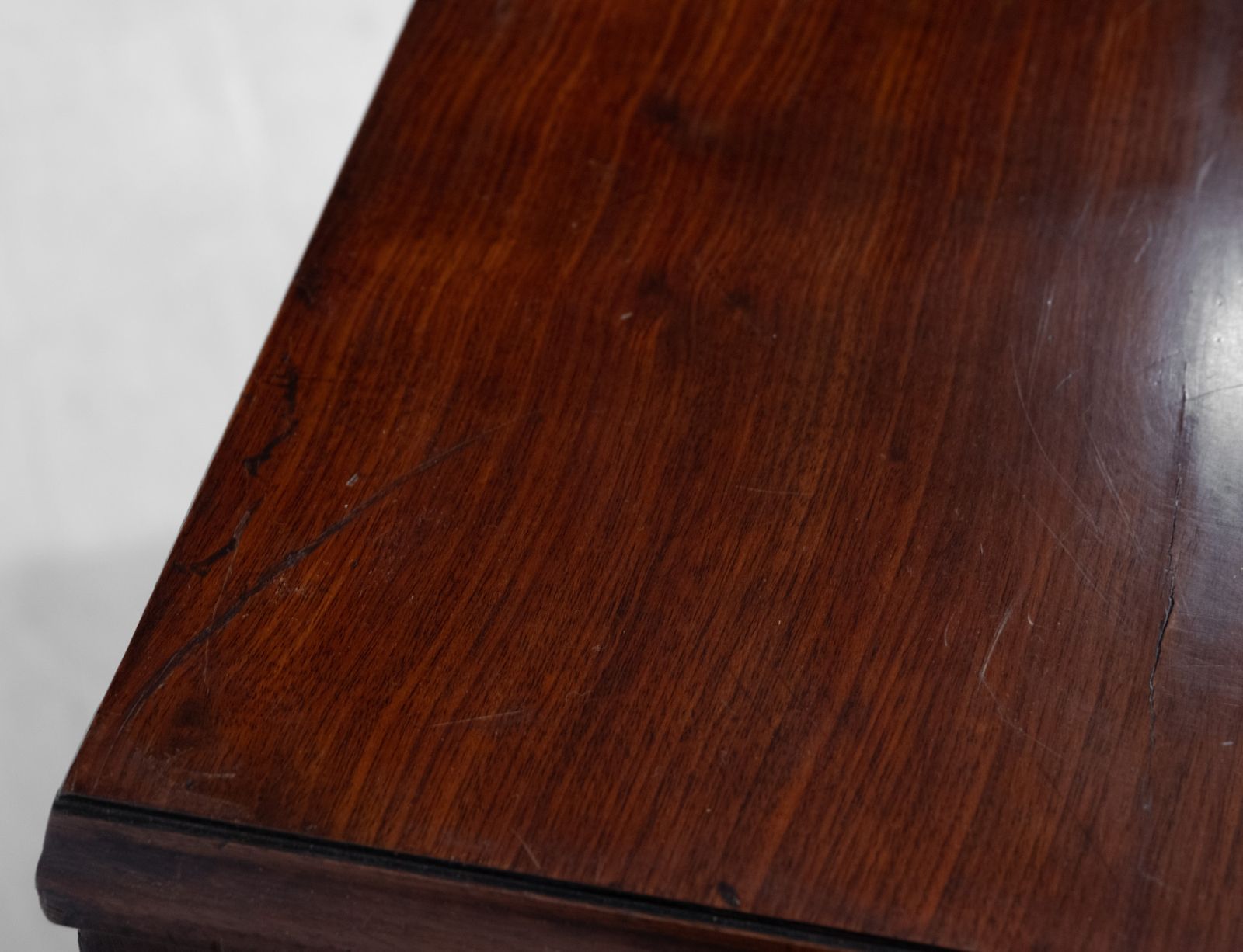 photo furniture George III Mahogany Serpentine Chest Of Drawers