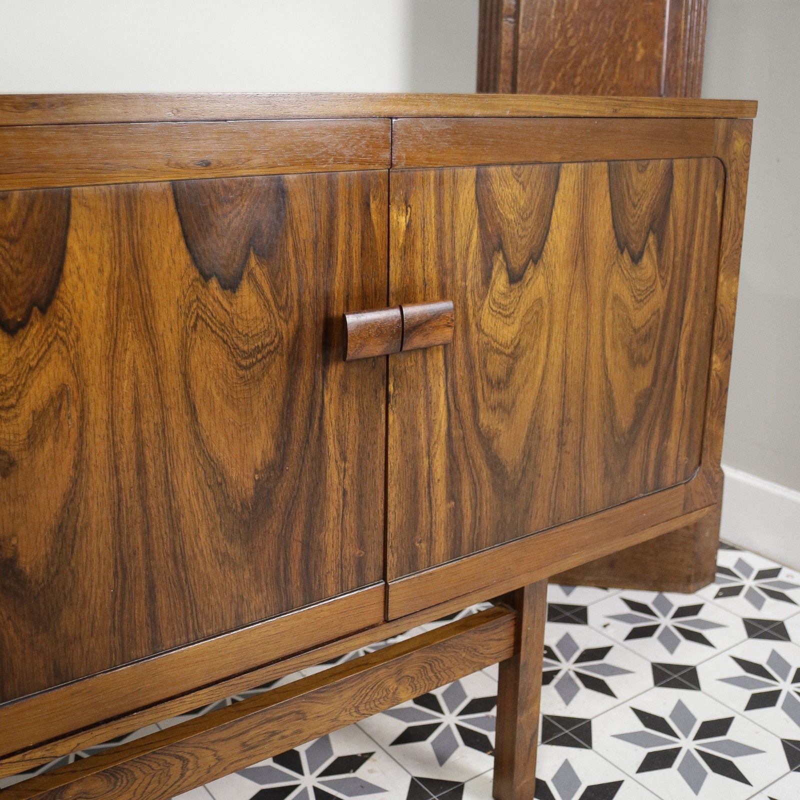 photo vintage Rosewood Sideboard 1960s Mid Century With Cocktail Drinks Cabinet