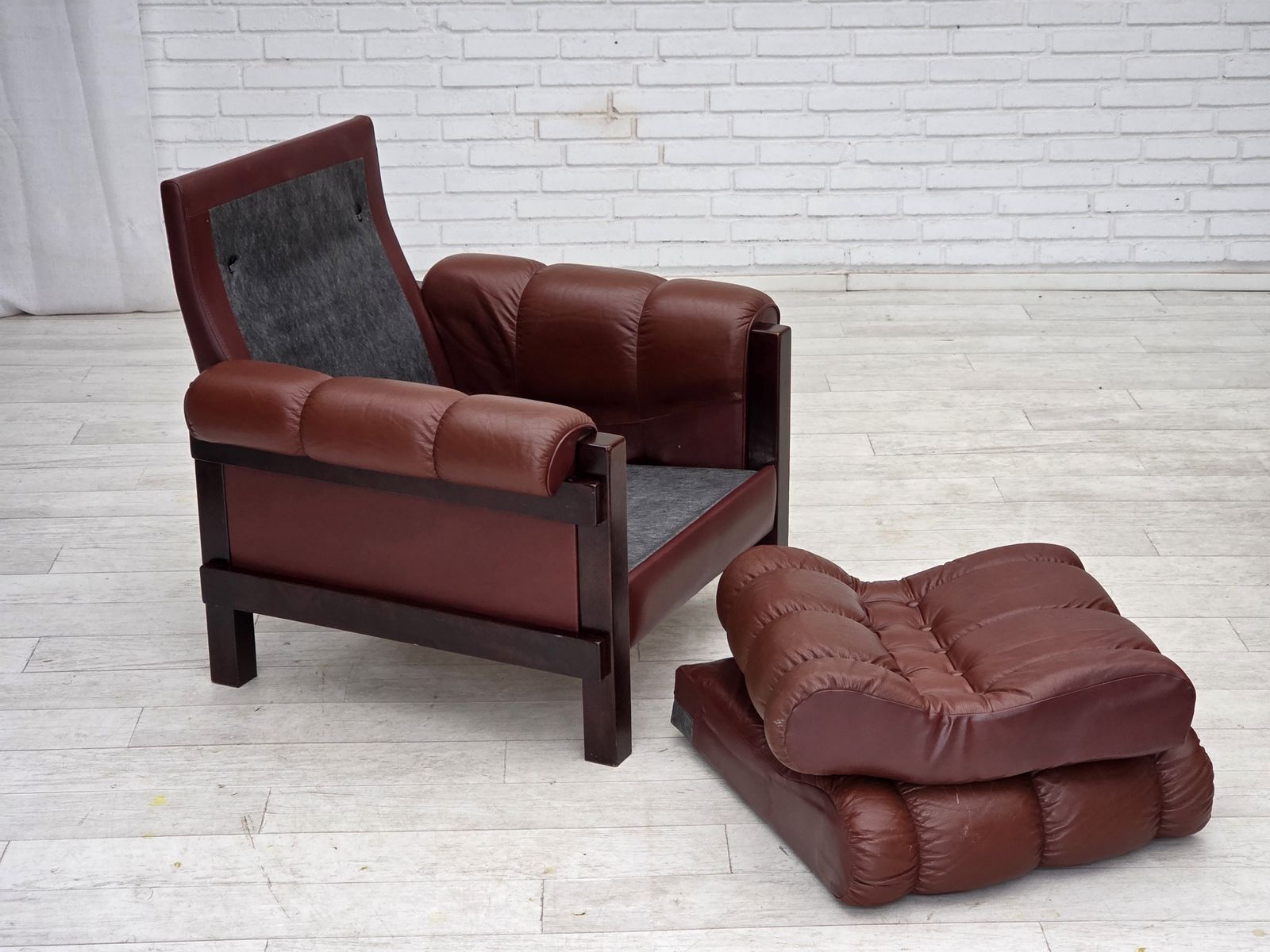 Ca. Jaren 1970, Scandinavische Fauteuil, Meubeleer, Donker Beukenhout. photo vinterior