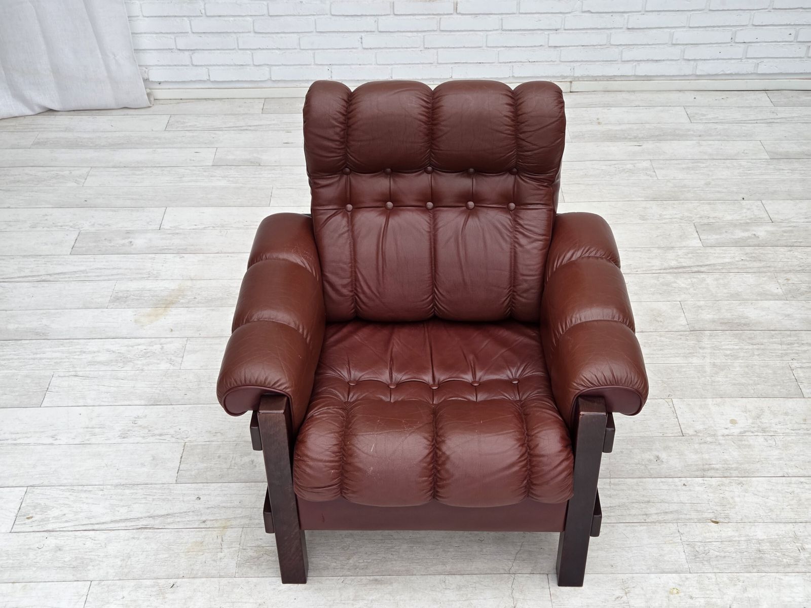 photo furniture Ca. Jaren 1970, Scandinavische Fauteuil, Meubeleer, Donker Beukenhout.