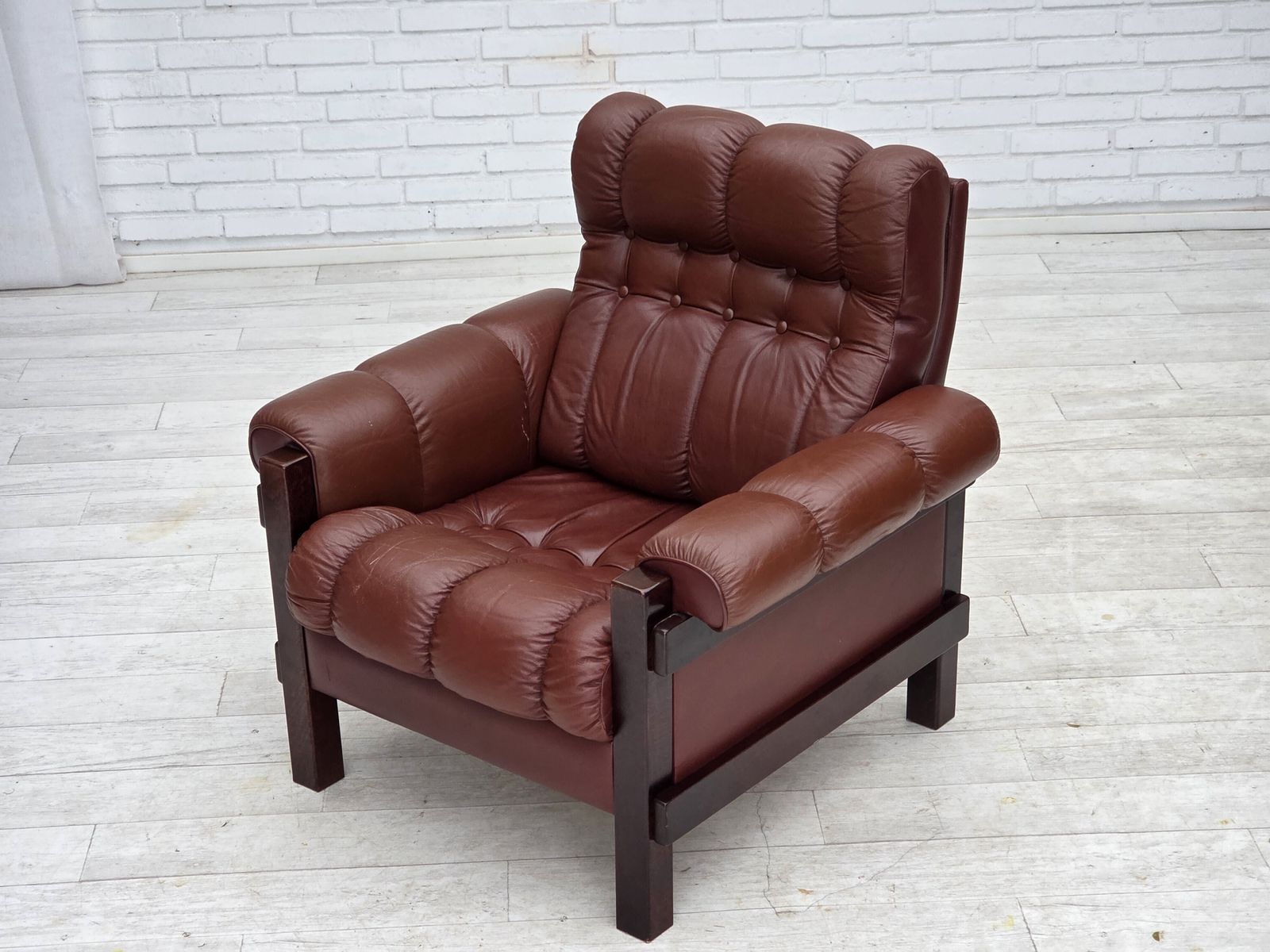 photo vintage 1970s, Scandinavian Armchair, Furniture Leather, Dark Beech Wood.