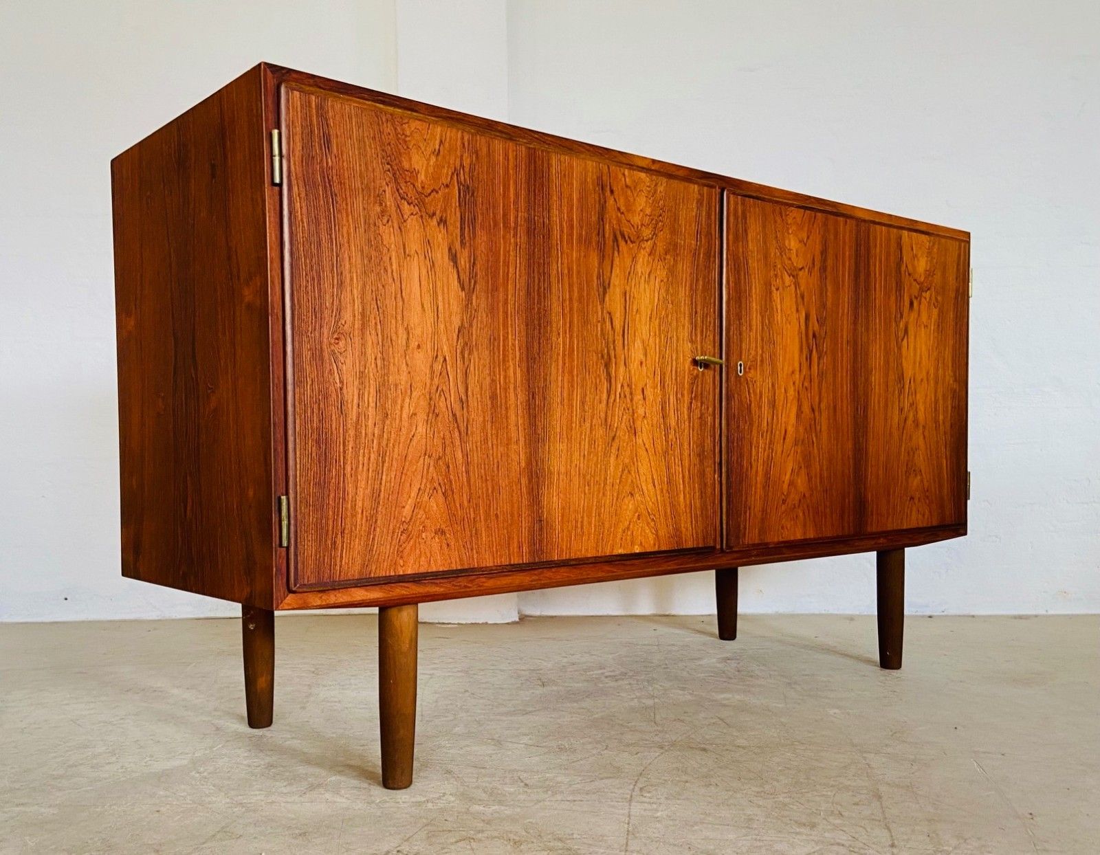 photo vinterior Vintage Retro Danish Mid Century Rosewood Sideboard By Poul Hundevad