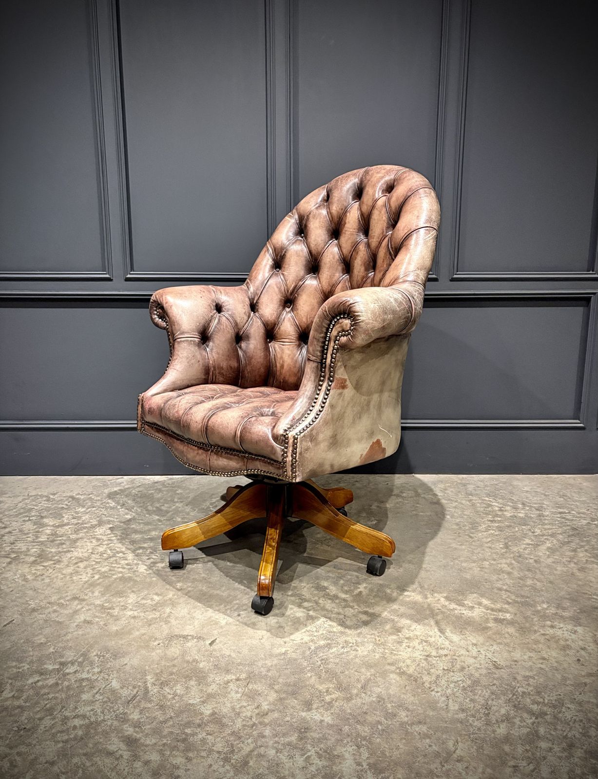 Buttoned Leather Swivel Desk Chair photo 1035.0