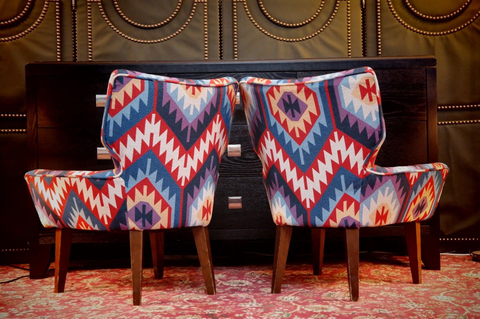 photo vinterior Pair George Smith Bedroom Nursing Kilim Under Wndow Armchairs Blue Red Rrp£11600