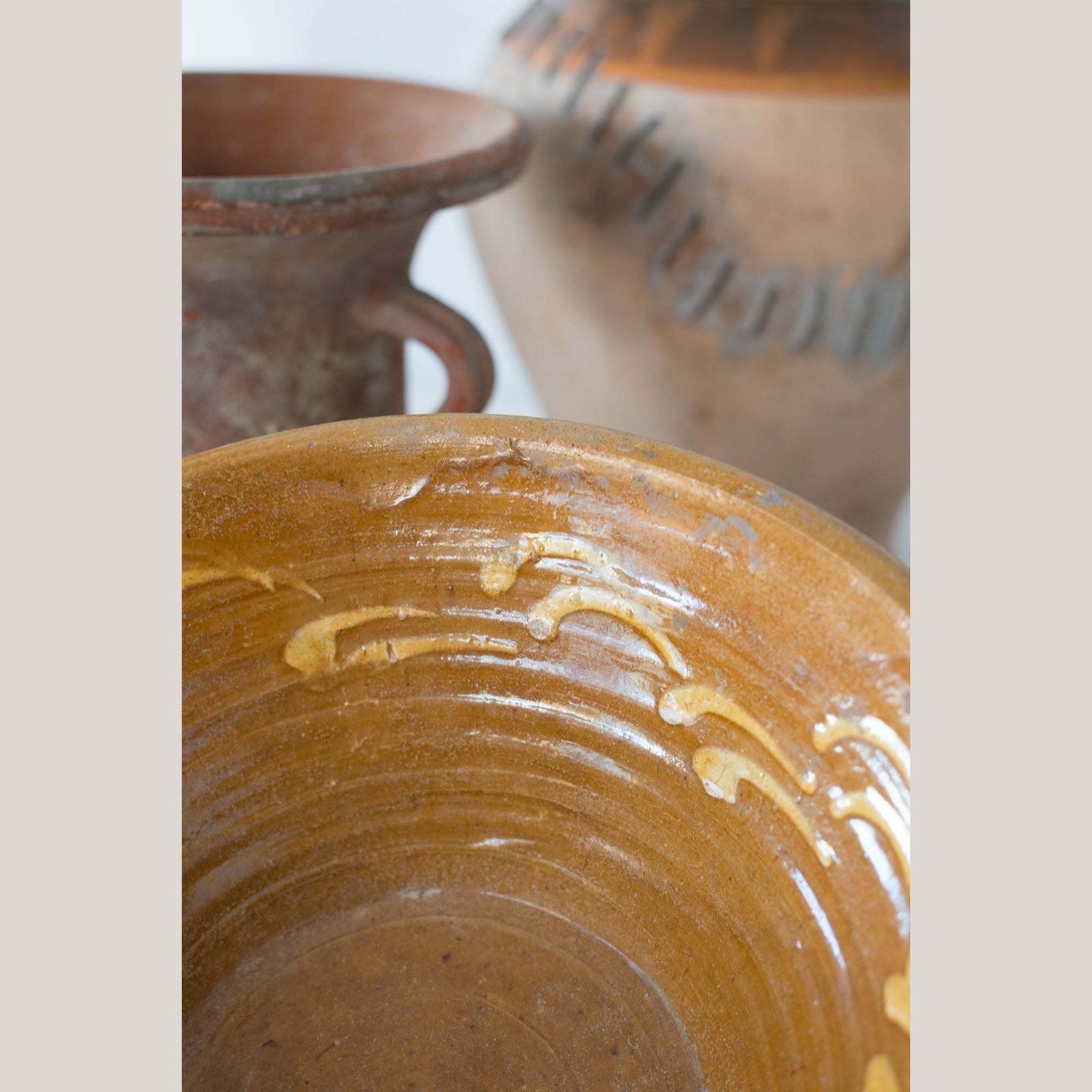 Zeven Antieke Rustieke Terracotta Voorraadpotten | 19e Eeuw photo buy