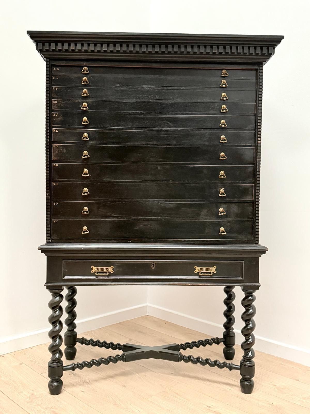 photo vintage Ebonised Jewelry, Specimen Chest Spiral Turned Legs Delivery Available 0010.