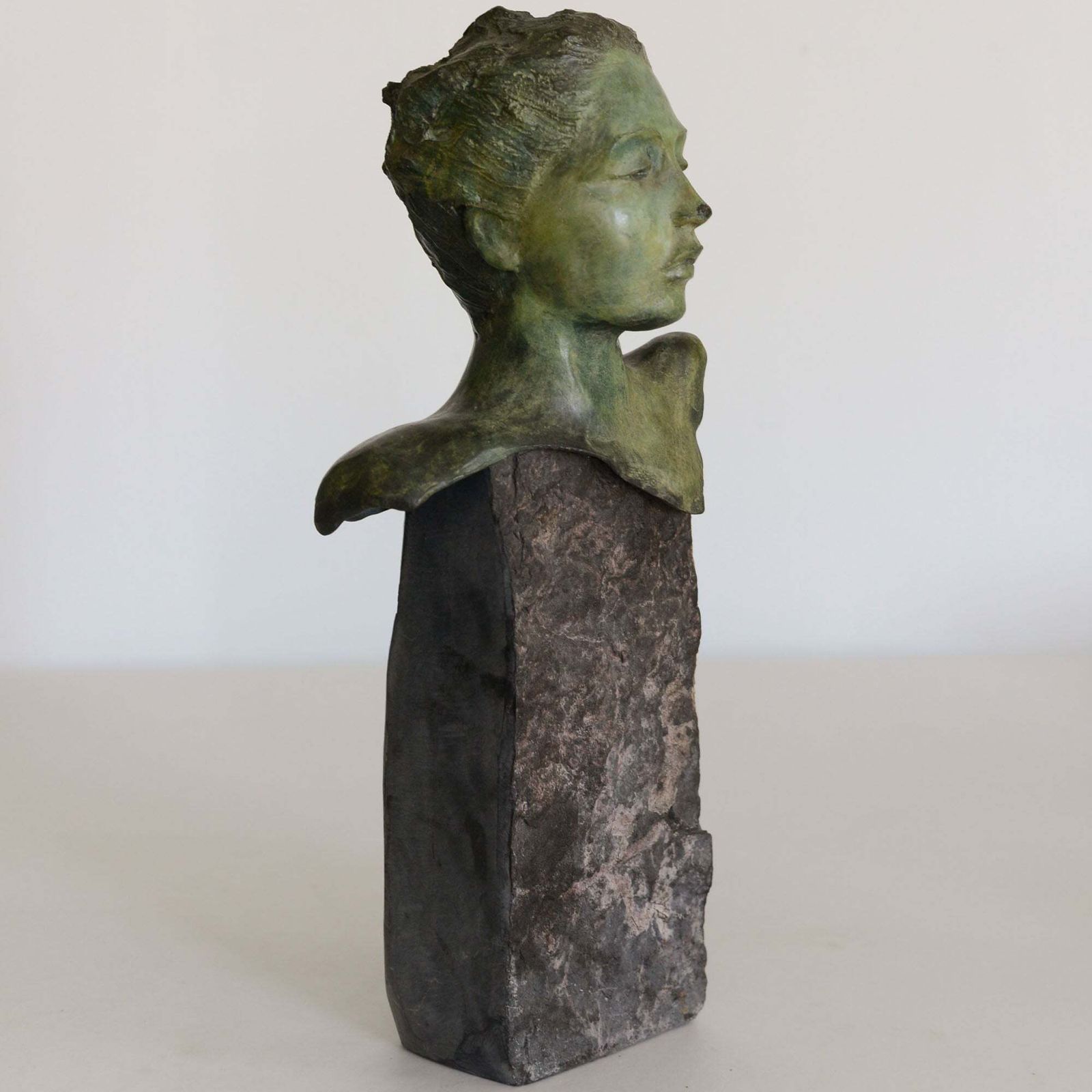 Vrouwelijk Bronzen Buste – Gesigneerd En Genummerd photo furniture