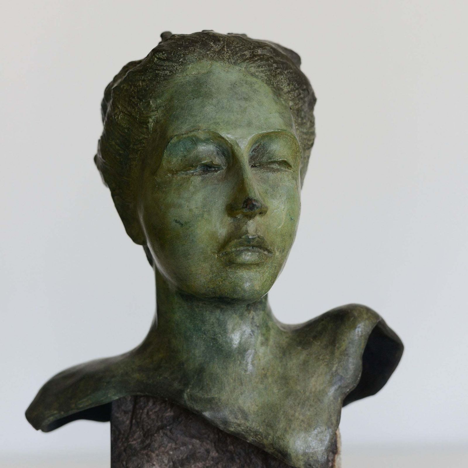 Vrouwelijk Bronzen Buste – Gesigneerd En Genummerd photo 1062.0