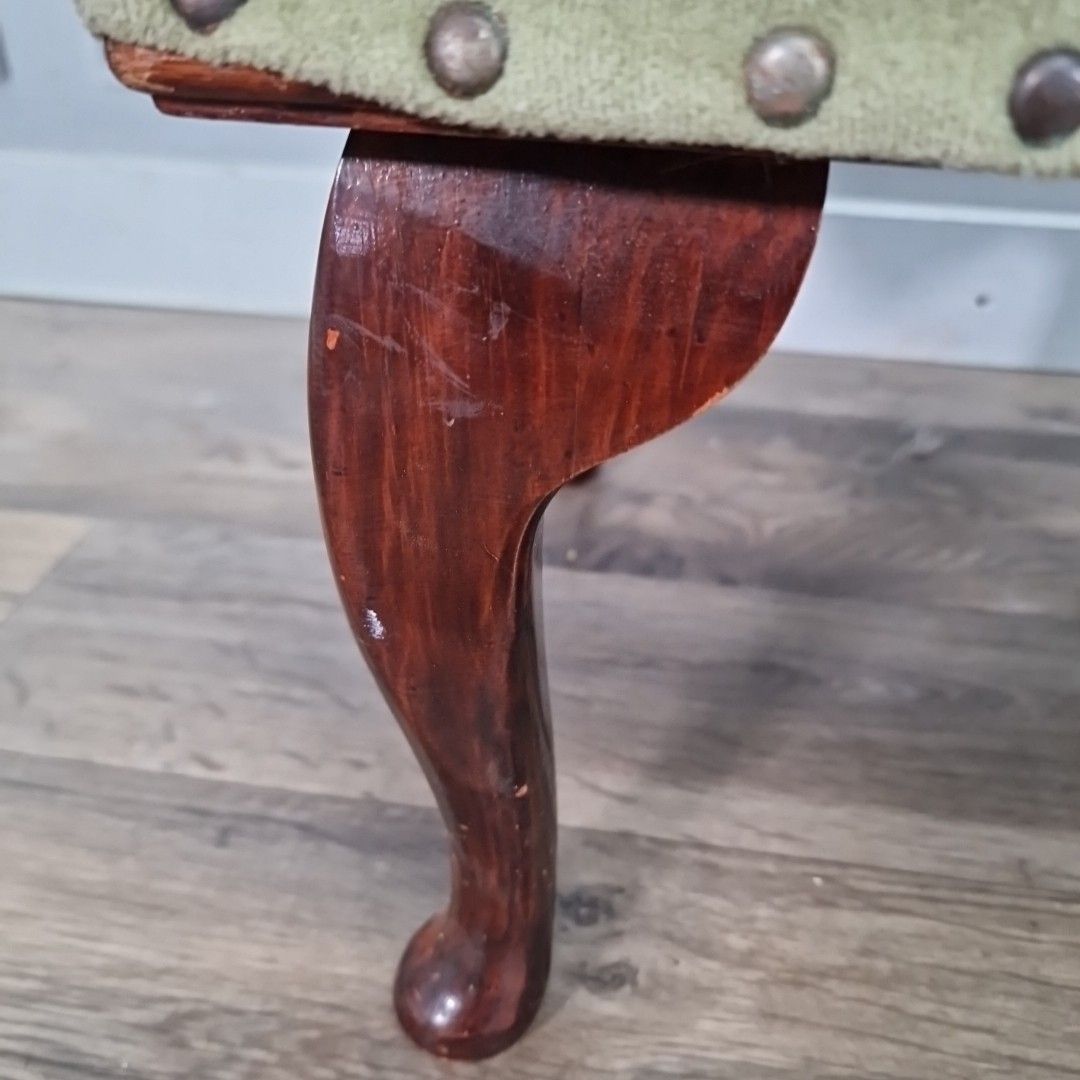 photo vintage Vintage Small Footstool – Upholstered Top Queen Anne Style Foot Rest Antique