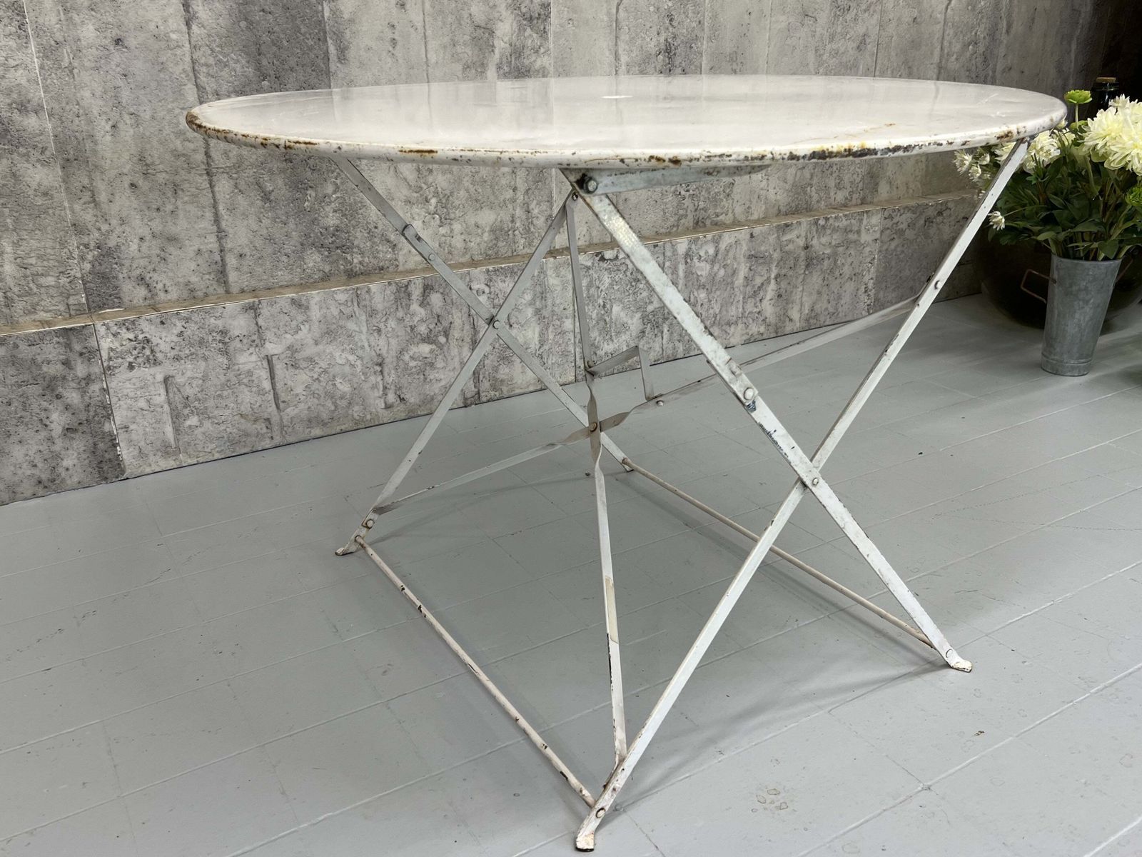 Circular Folding White Metal Garden Furniture Set With 4 Folding Chairs photo 525.0