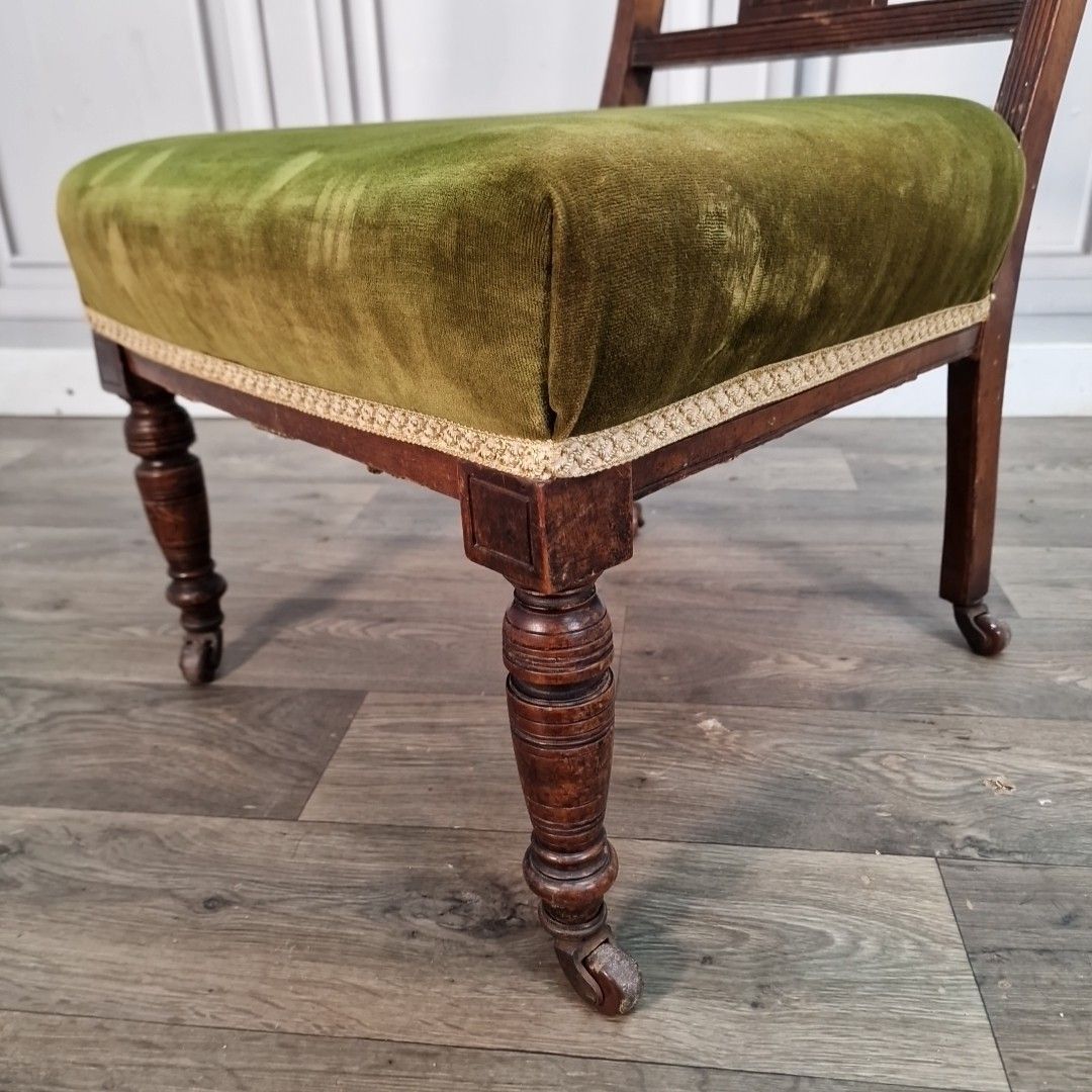 photo vinterior Antique Low Hall Chair Heavily Carved Solid Wood Green Velvet Bedroom Seat