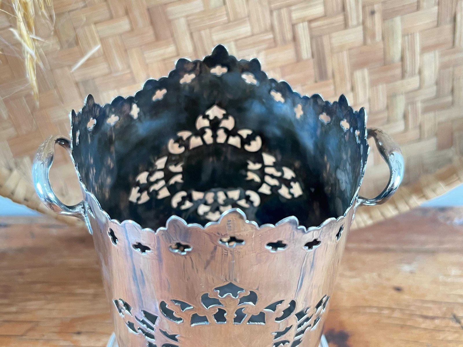 photo furniture Antique Maxfield & Sons Sheffield A1 Silver Plate Wine Holder With Handles Pierced Bottle Slider Edwardian Fretwork Coaster English Barware