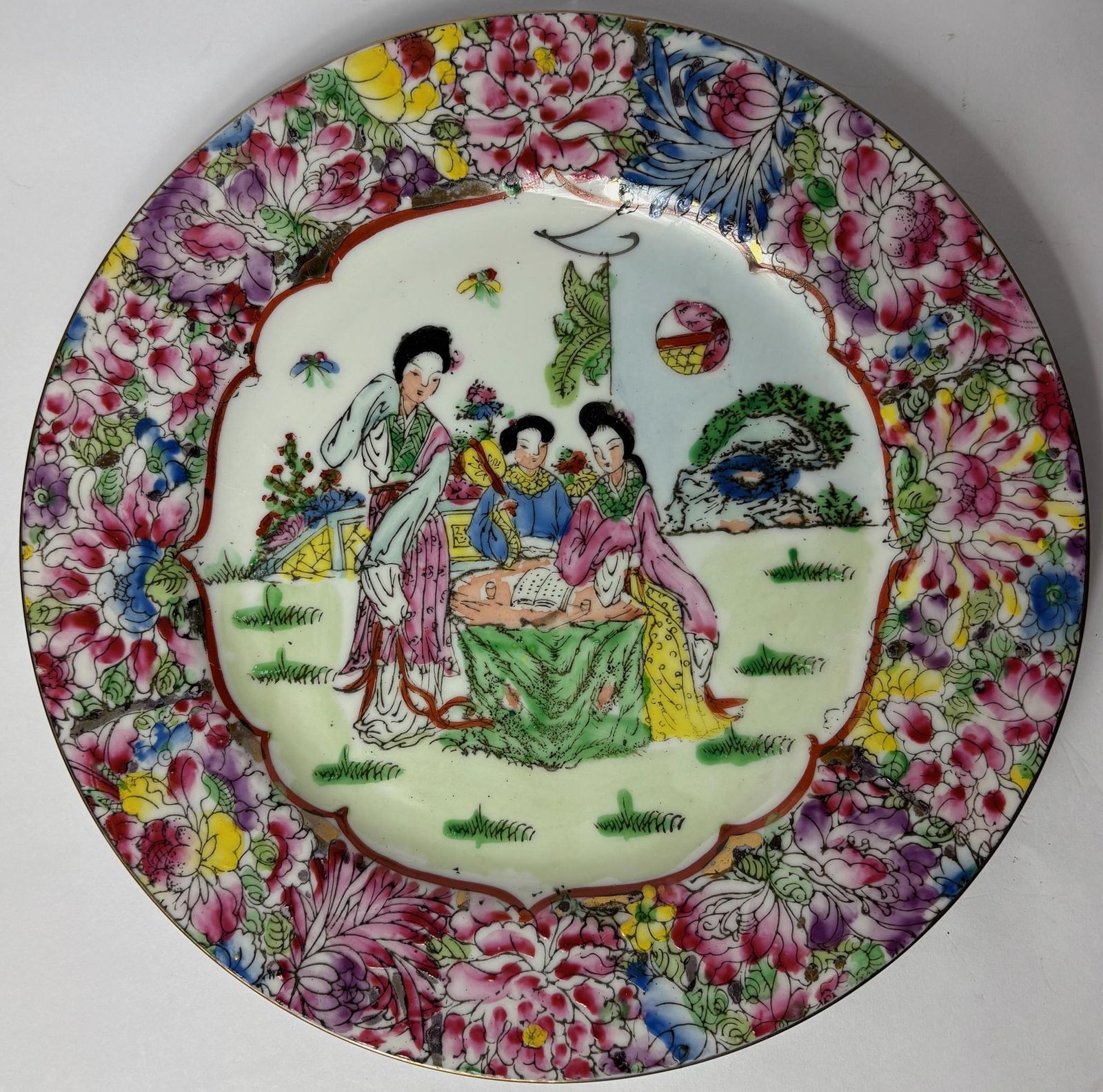 Antique Chinese Export Porcelain Plate – Famille Rose Figures & Millefleurs Border (C. 1880–1930)