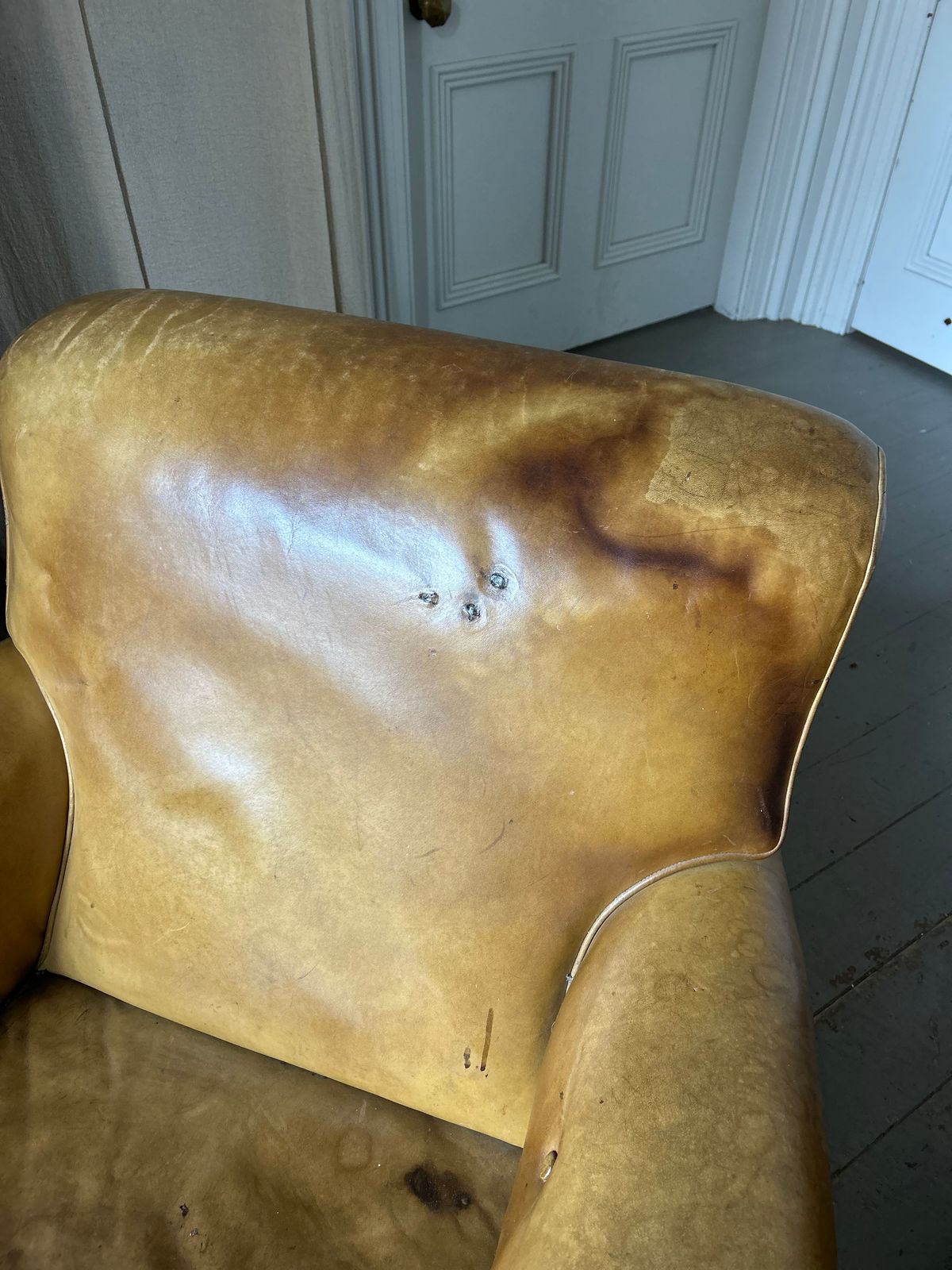 photo furniture Pair Of Very Deep Seated 19th Century English Club Chairs