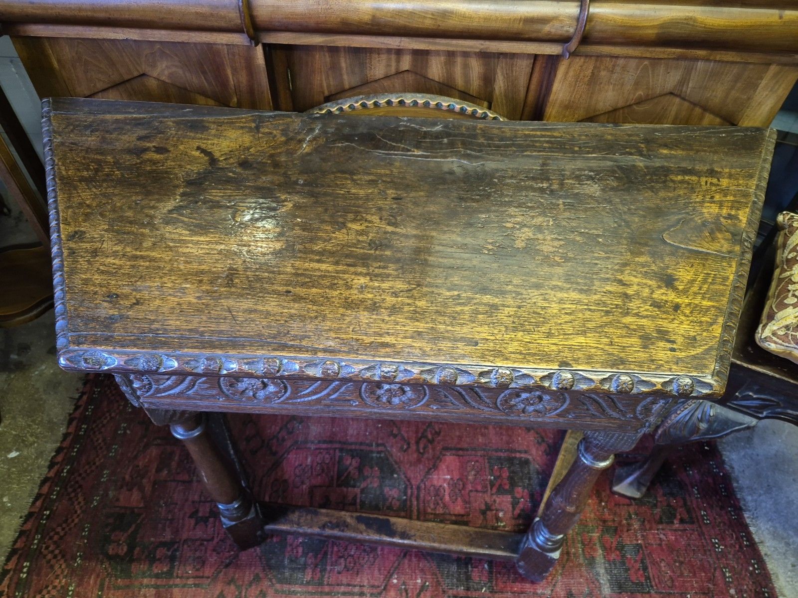 photo vintage A Spanish 17th Century Sweet Chestnut Top Credence Hall  Table Carved Frieze