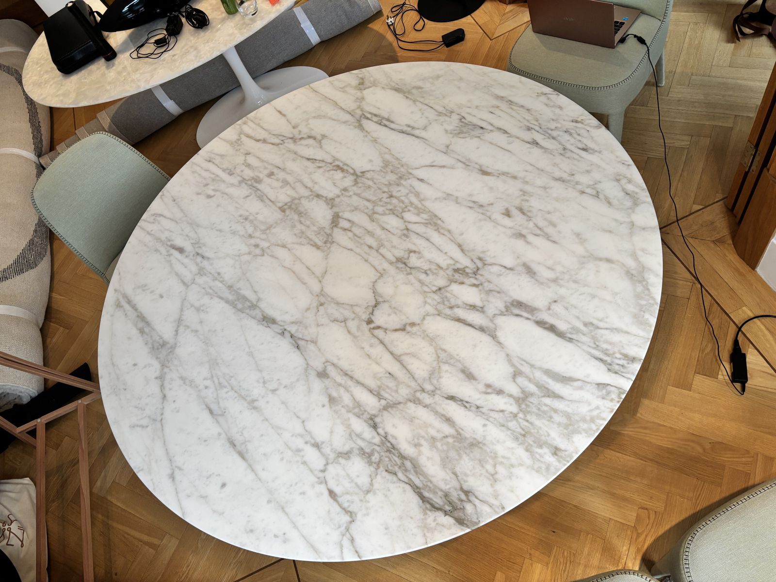 Knoll   Saarinen Table By Knoll , Round 152cm, White Base, Calacutta Marble (Beige And Warm Tones) Satin Finish