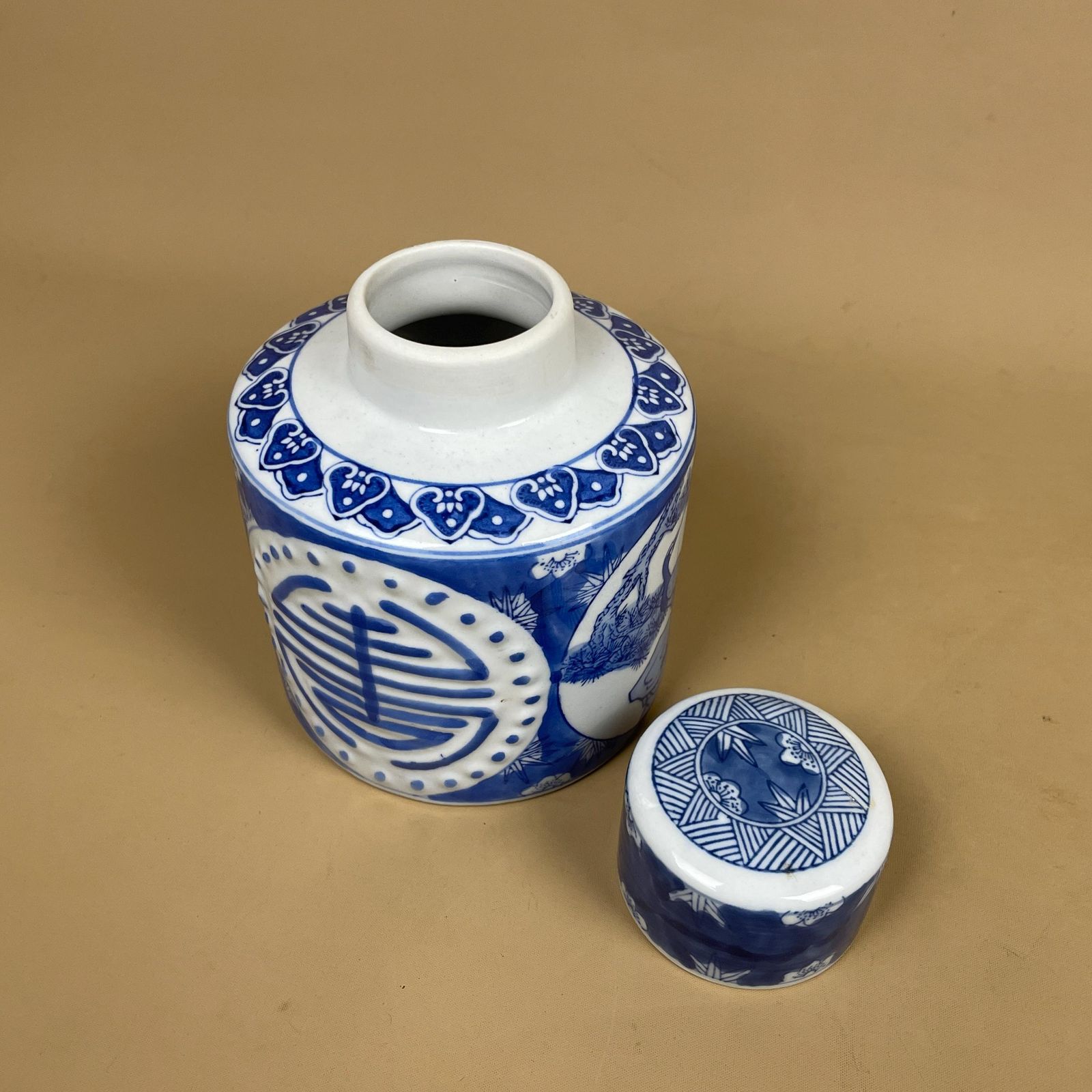 photo furniture Oriental Blue White Ceramic Ginger Jar Cylinder Chinoiserie Lidded Pot Jar Asian Style Home Accent Stalk