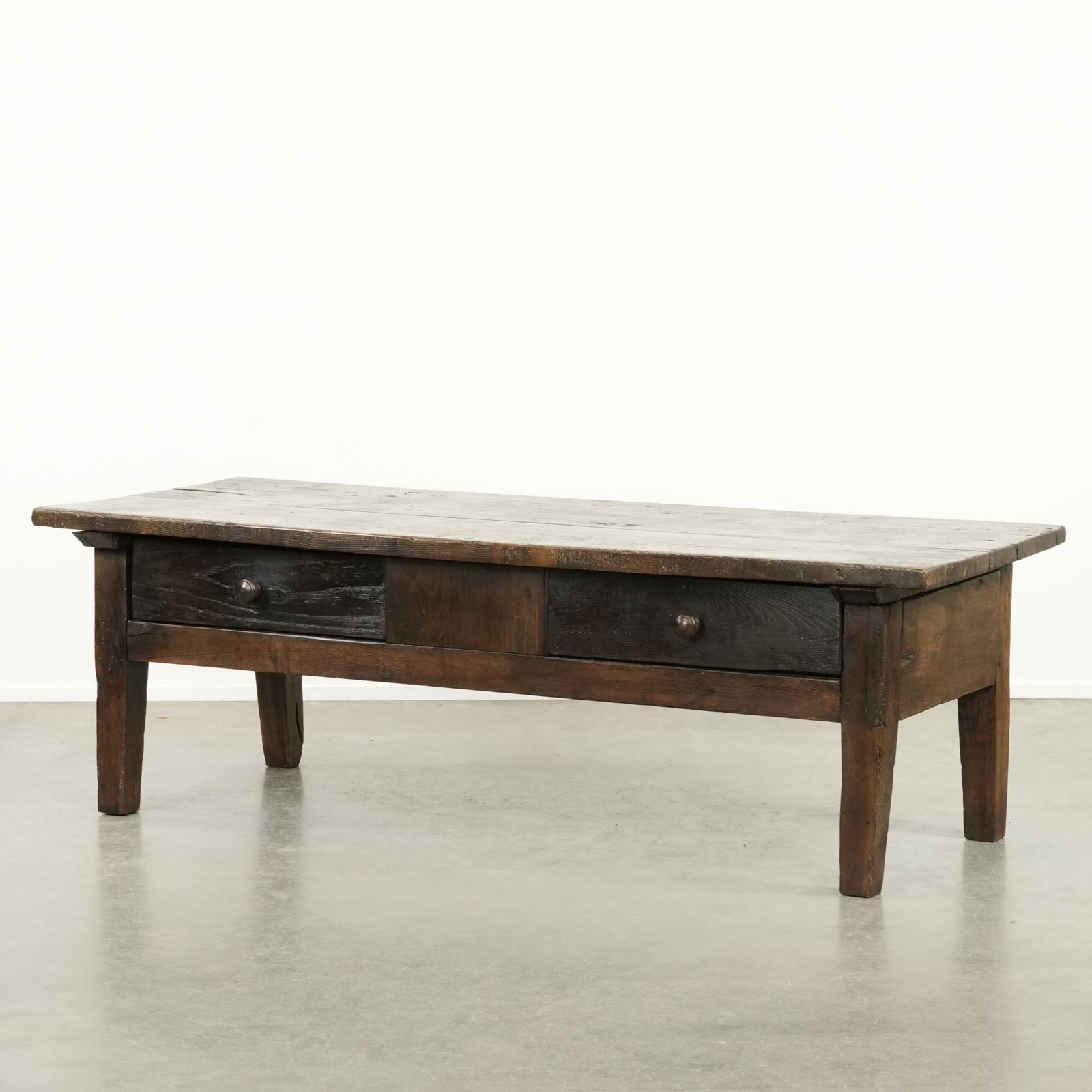 Antieke Zuid Europese Salontafel, 18e Eeuw, Kastanjehout Met Twee Lades En Mooie Patina