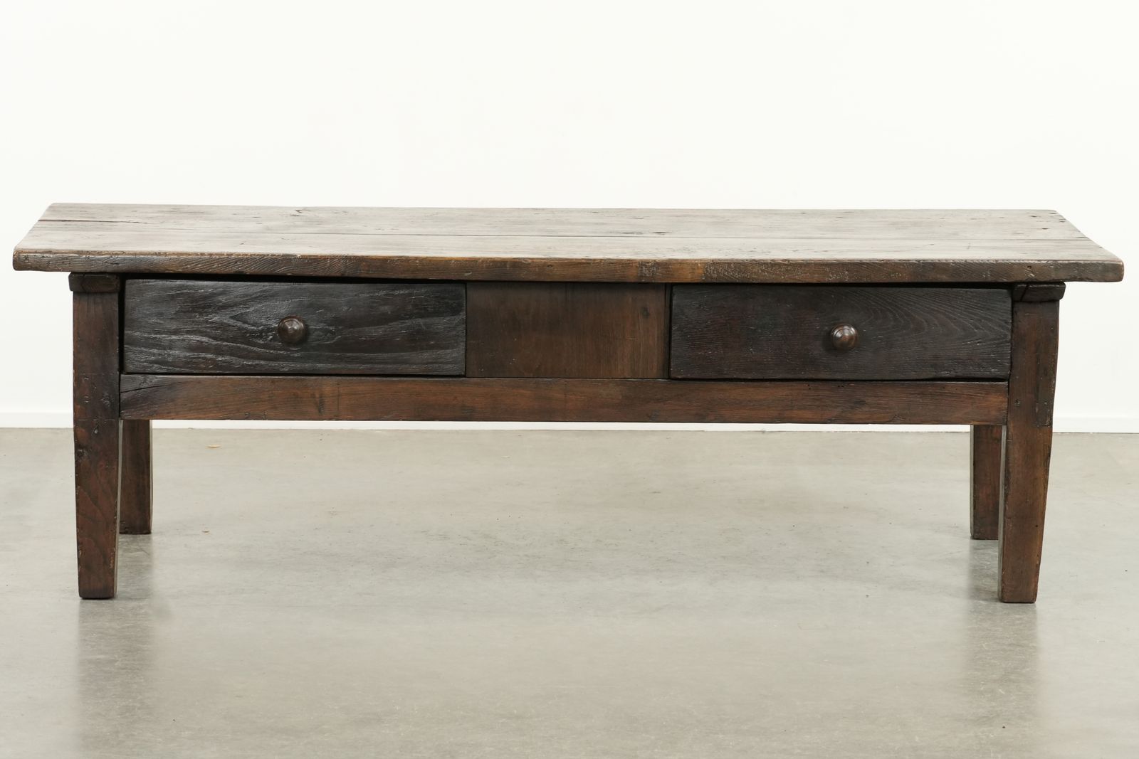 Antieke Zuid Europese Salontafel, 18e Eeuw, Kastanjehout Met Twee Lades En Mooie Patina photo furniture