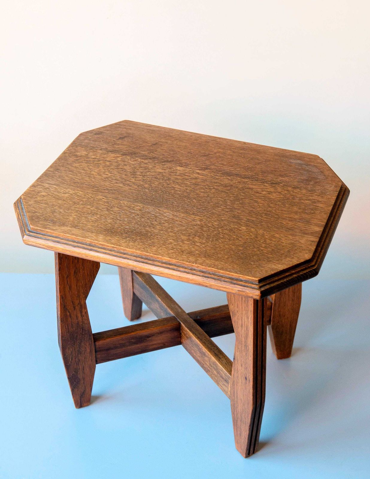 photo vinterior Art Deco / Amsterdamse School Eiken Bijzettafel – Nederlandse Antieke Salontafel, Jaren 1920