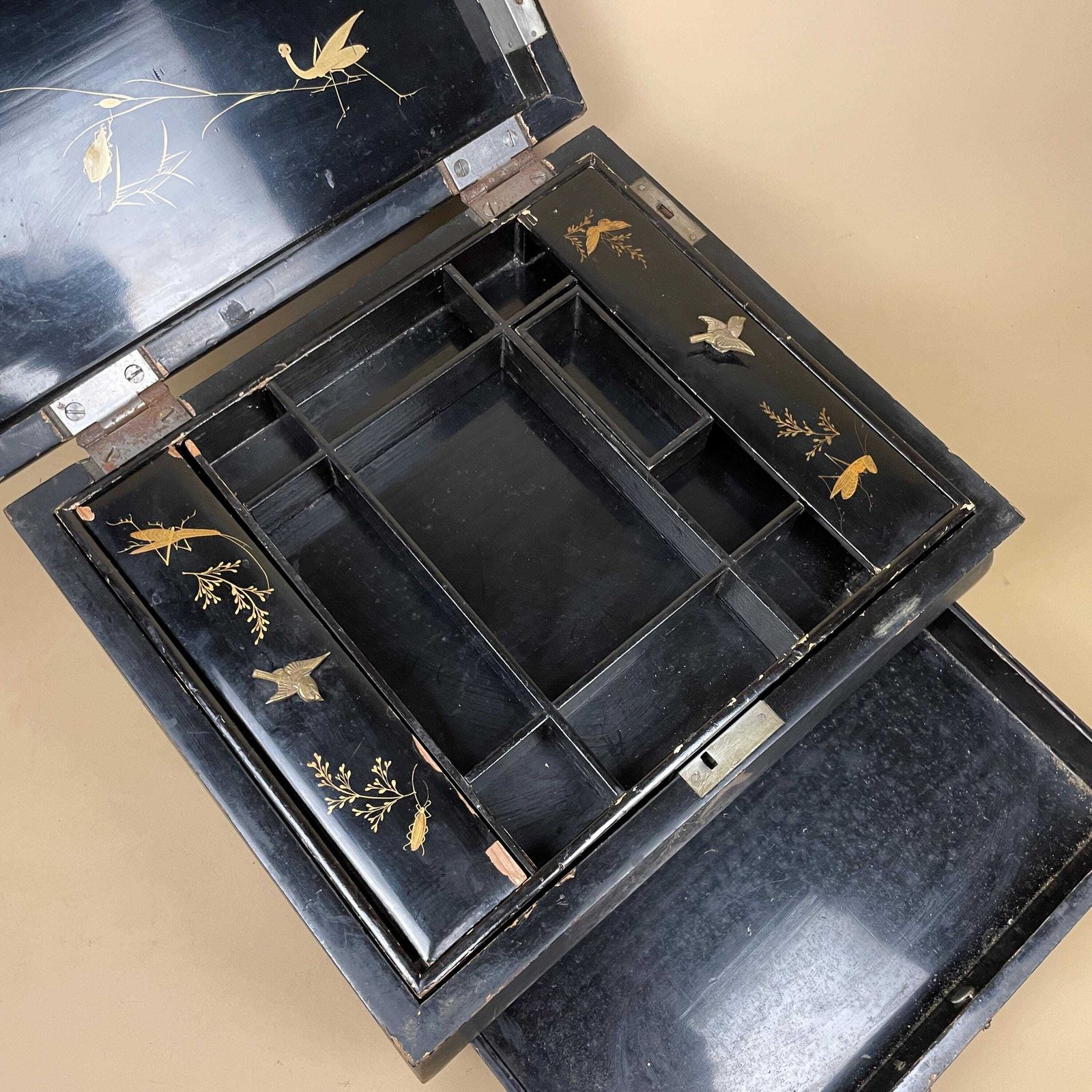 photo furniture Antique Oriental Lacquer Box Black Painted Jewellery Sewing Box Floral Pattern Asian Chinoiserie Storage Chest Dressing Table Decor