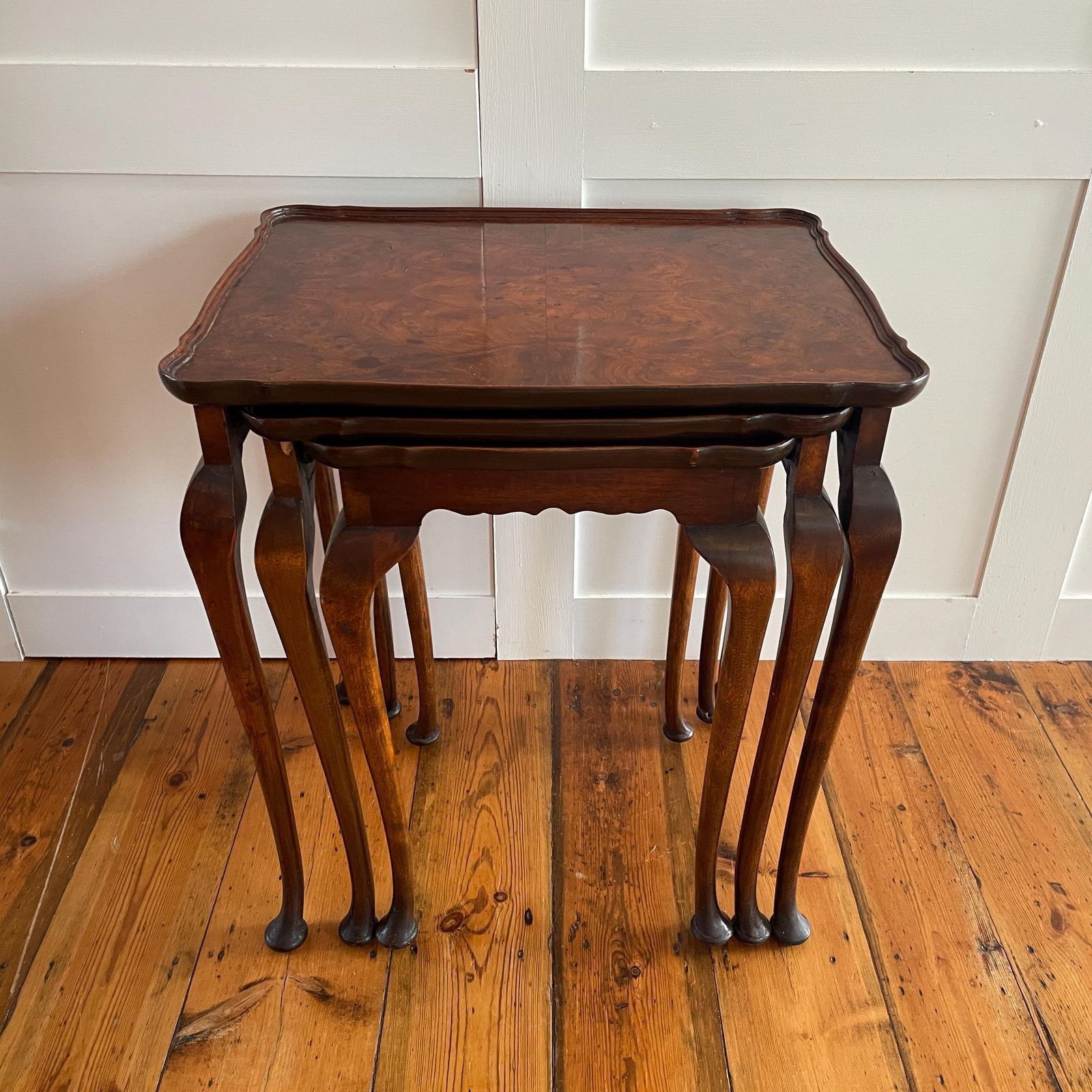 photo furniture Antique Wooden Tables Nesting 3 Wood Ornate Carved Nest Burr Walnut Art Deco Plant Stands Table End Side Serpentine Vintage Set