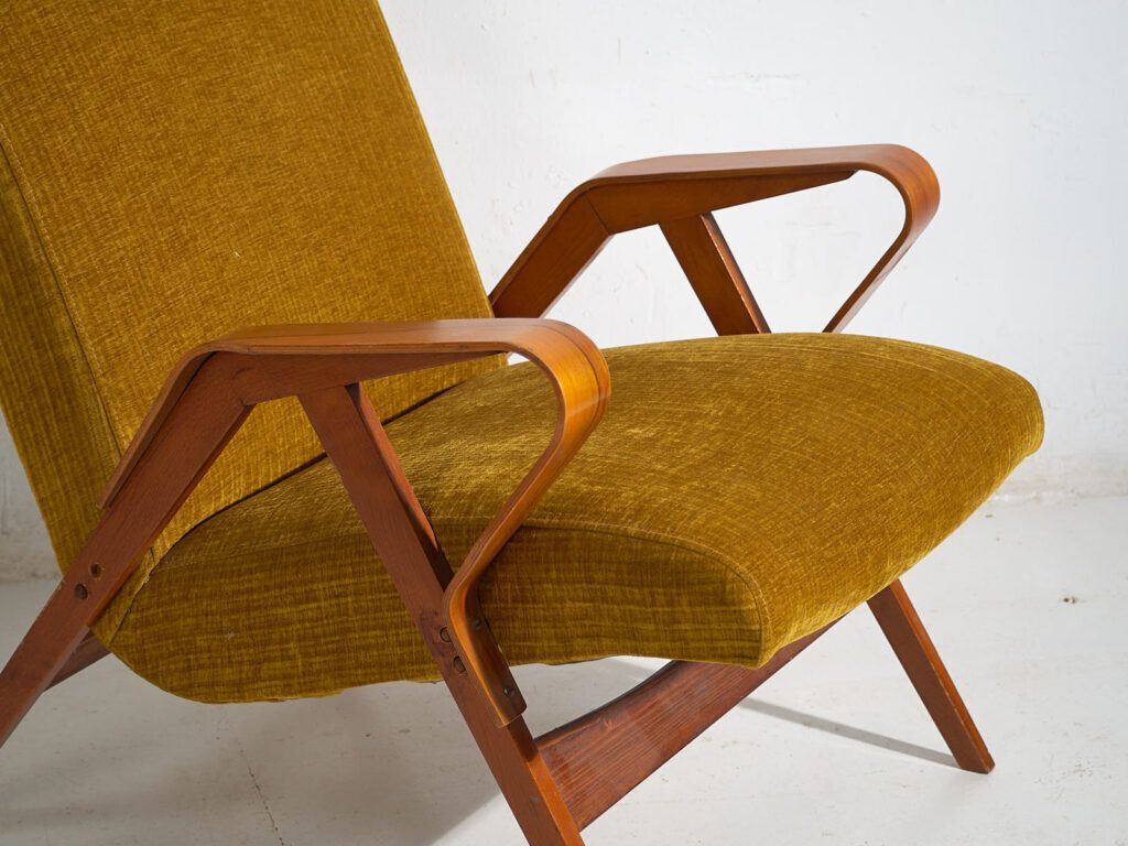 photo furniture Set Of Two Armchairs And Ottoman – Mid Century Modern (C.1950)