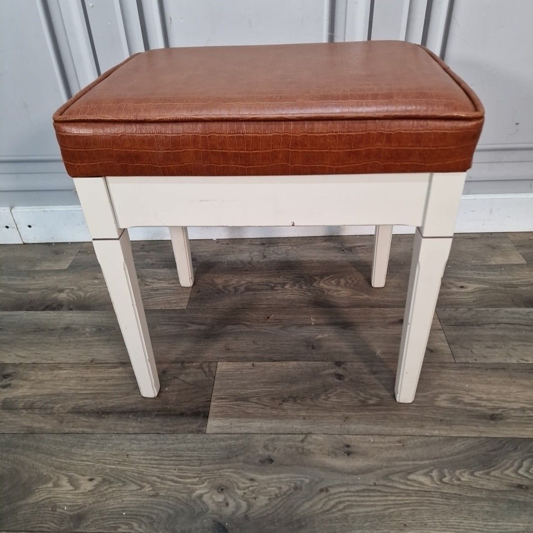 photo vinterior Retro Vintage Stool Tan Croc Effect Faux Leather – Wooden Frame – Mid Century