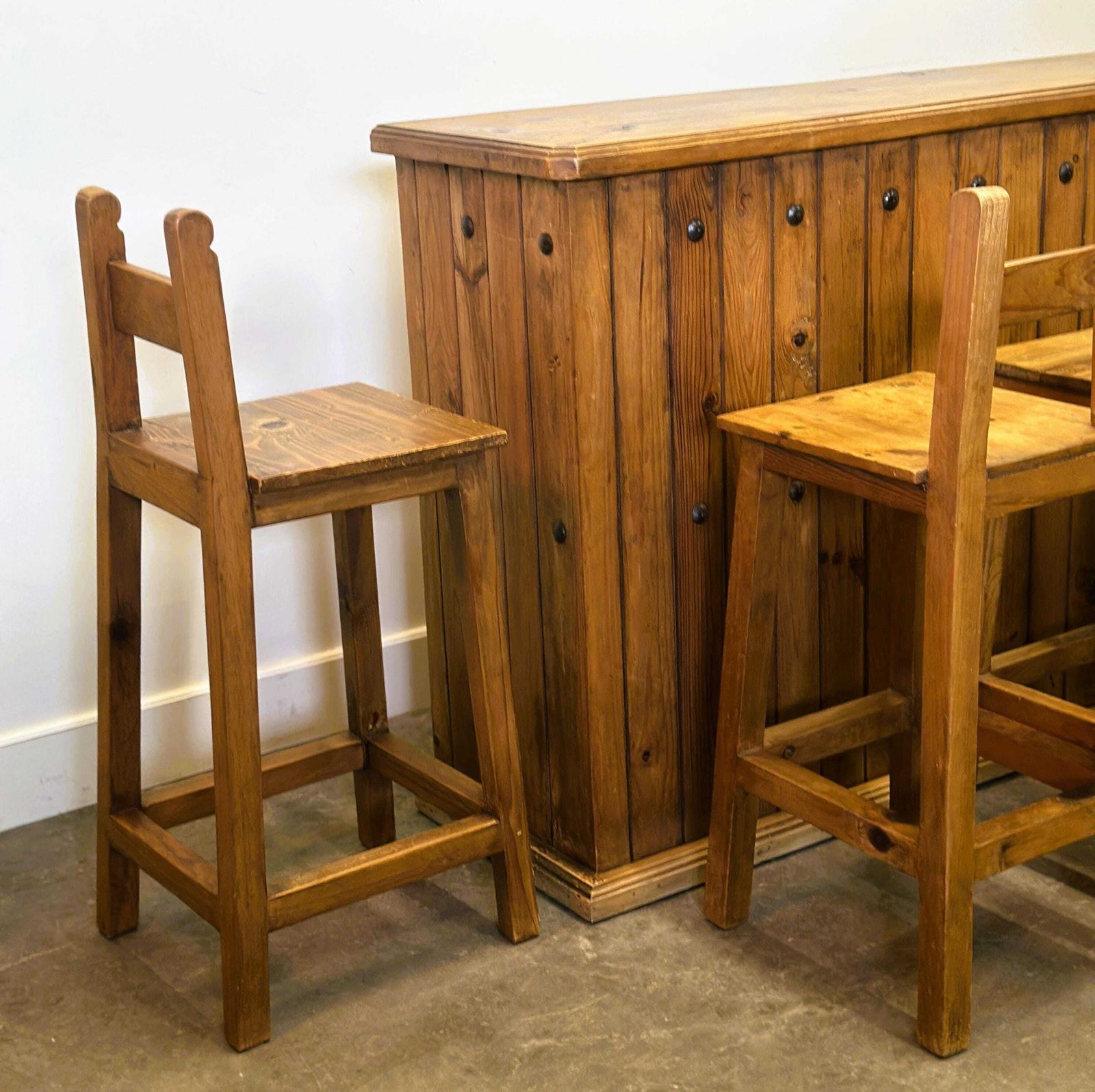 Rustieke Massief Houten Bartafel Met 4 Bijpassende Barkrukken – Wijnrek & Opbergruimte – Landelijke Stijl, Jaren 1980 photo furniture