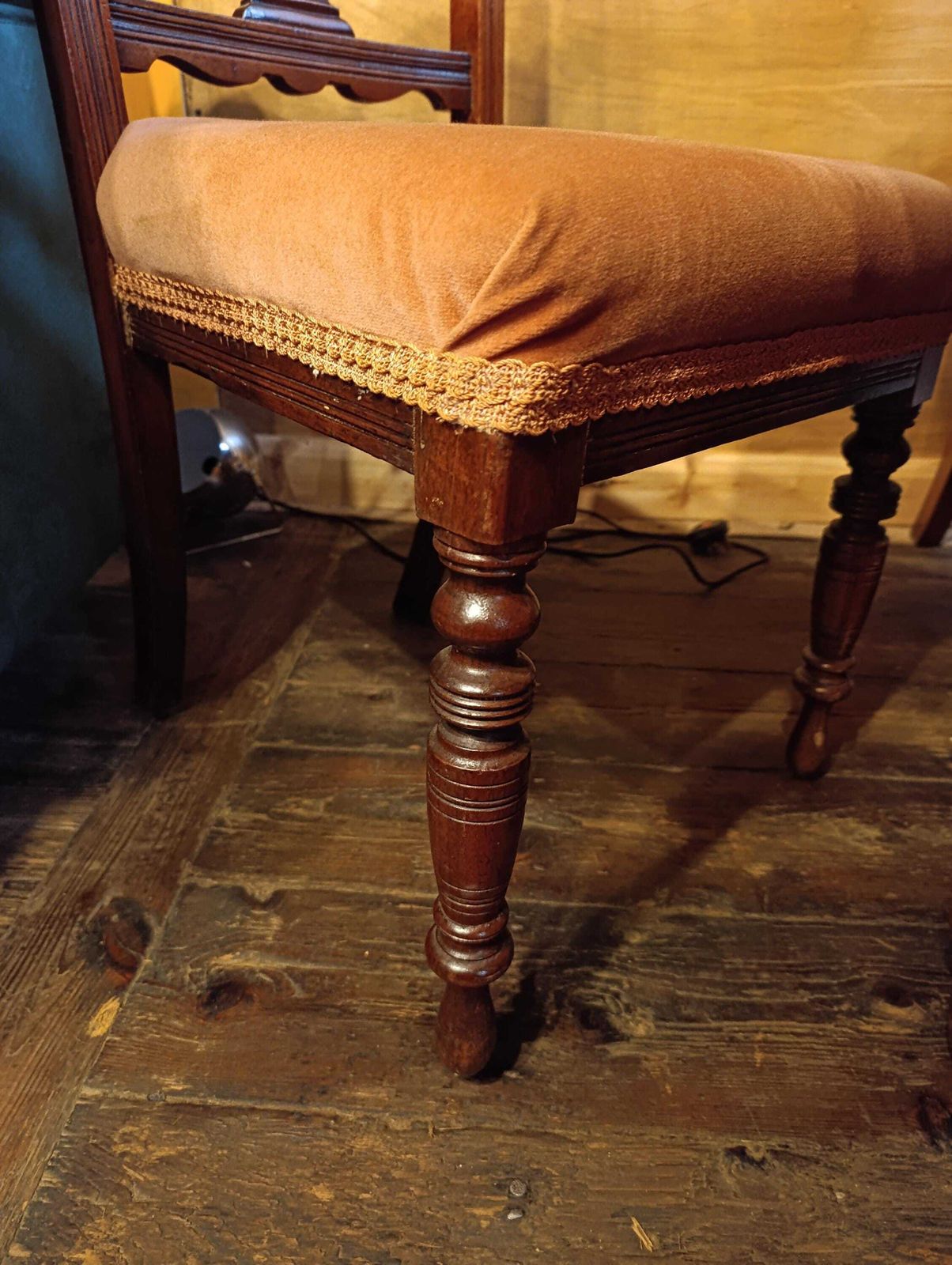 photo vintage Revival Round Dining Table With 4 Victorian Chairs – Carved Pedestal Base