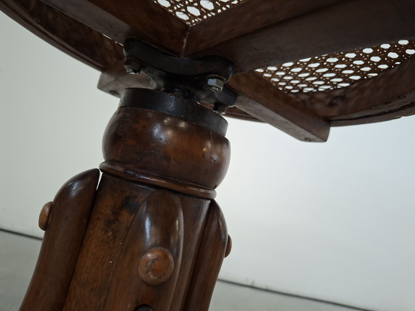 Sgabello Da Pianoforte In Faggio Curvato E Paglia Di Vienna photo vinterior