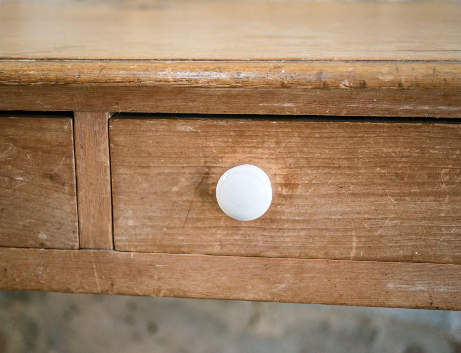 photo vintage Antique Pine Console With Drawers & White Knobs   Farmhouse Style