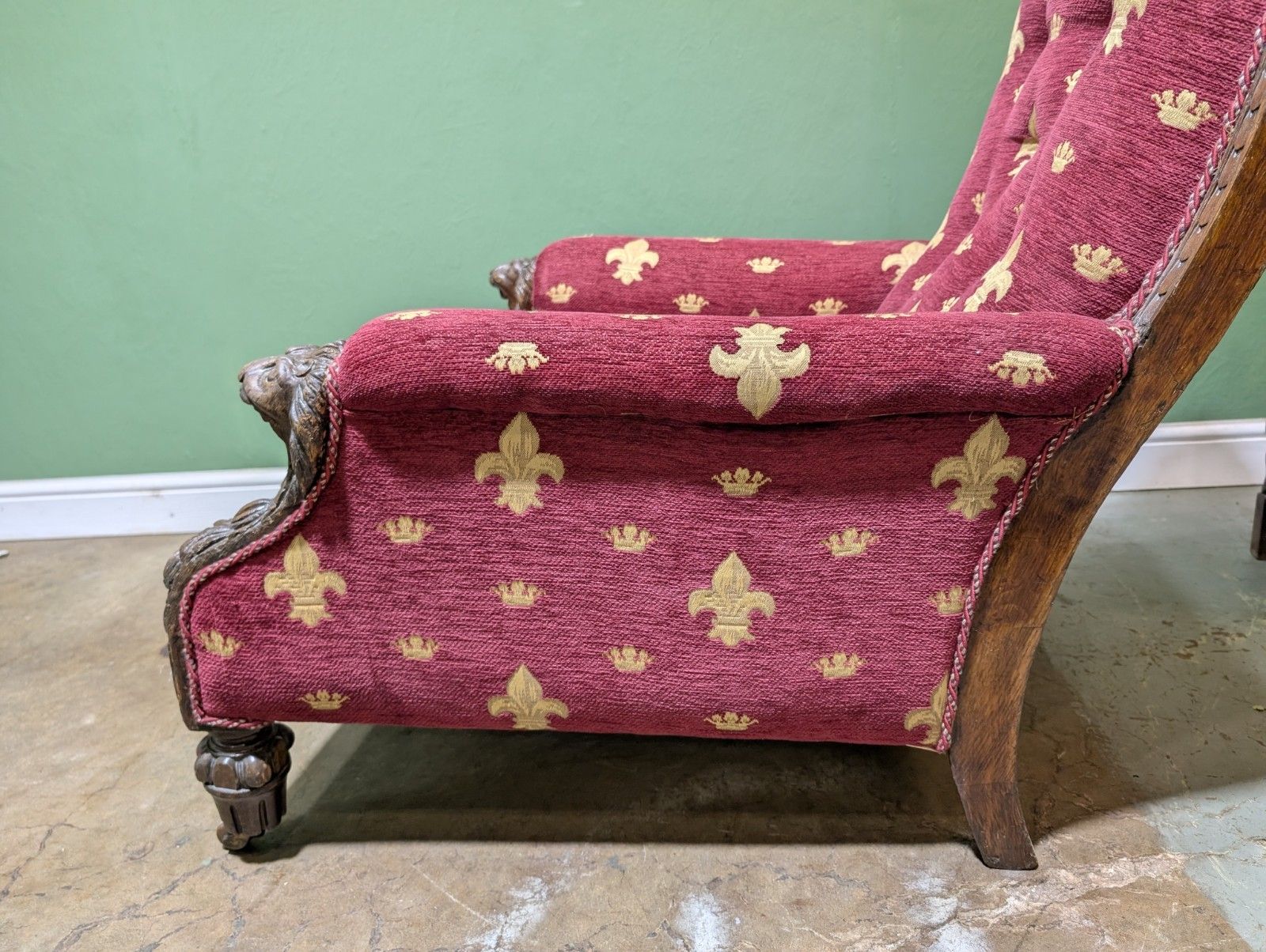 photo vintage Antique Victorian Oak Carved Armchair With Lions Head Fleur De Lis Fabric