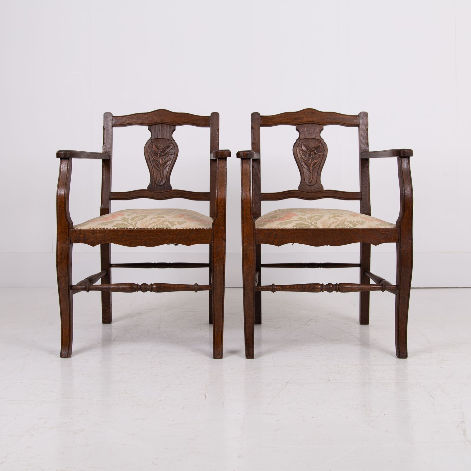 photo vintage Vintage Pair Of Attractive Oak Occasional Armchairs C1930