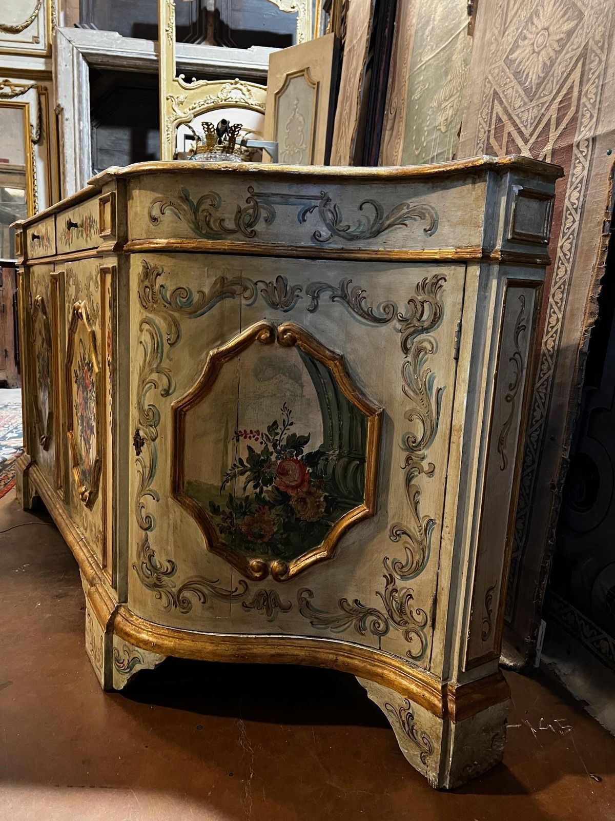 Furniture Credenza Scantonata A 4 Ante Con Decori Floreali, Italia photo