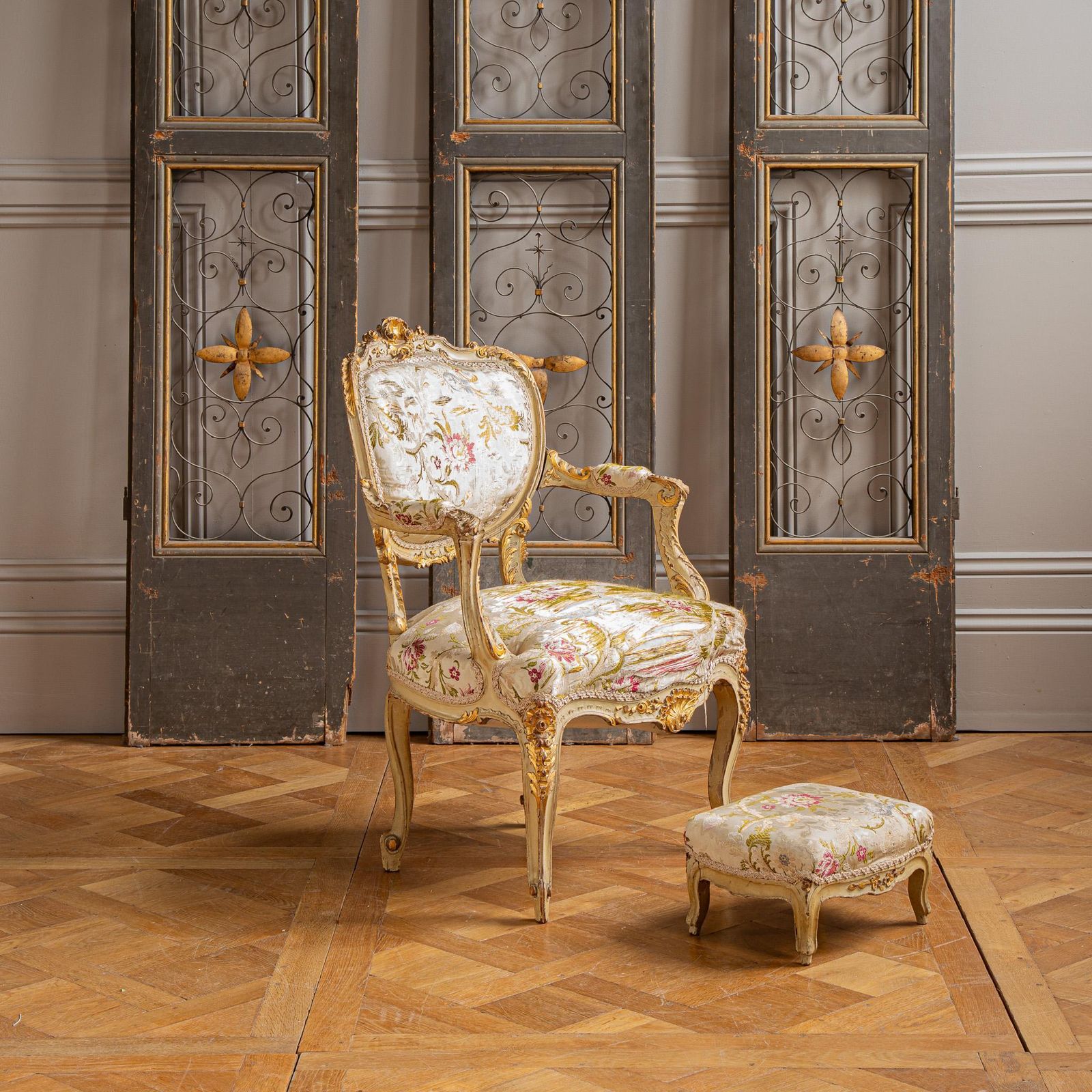 A 19th Century Italian Louis XV–Style Giltwood Salon Suite photo vintage