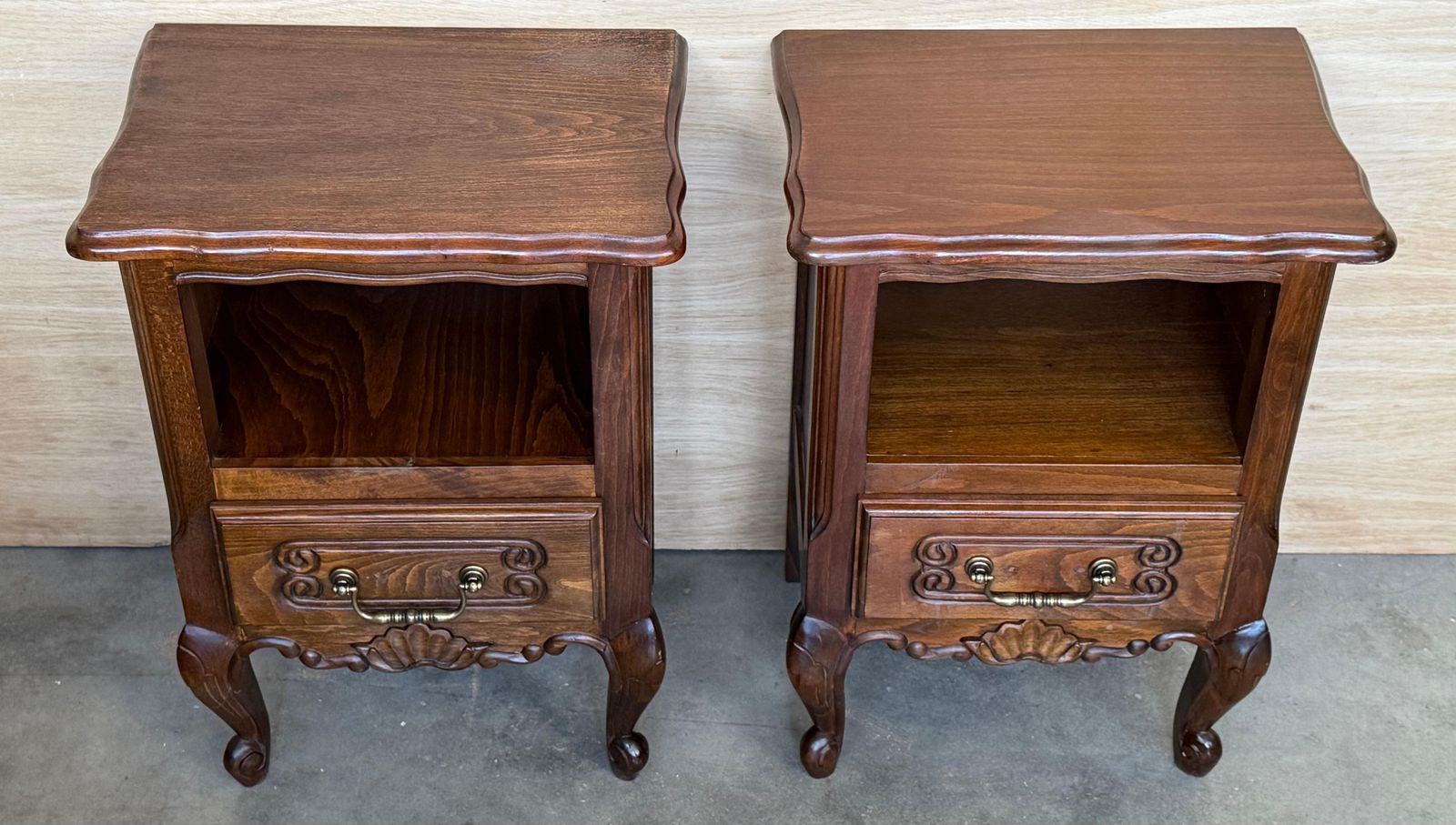 Paire de tables de chevet françaises en bois massif sculpté, tiroir bas, XXe siècle photo for sale