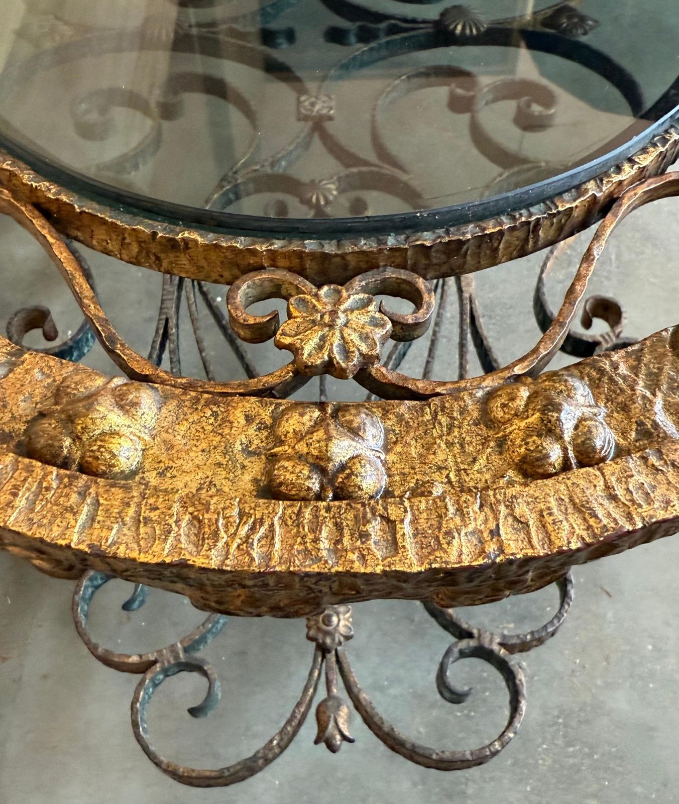 photo furniture Table basse italienne Hollywood Regency en fer doré, ovale à 2 niveaux, décor de corde et glands