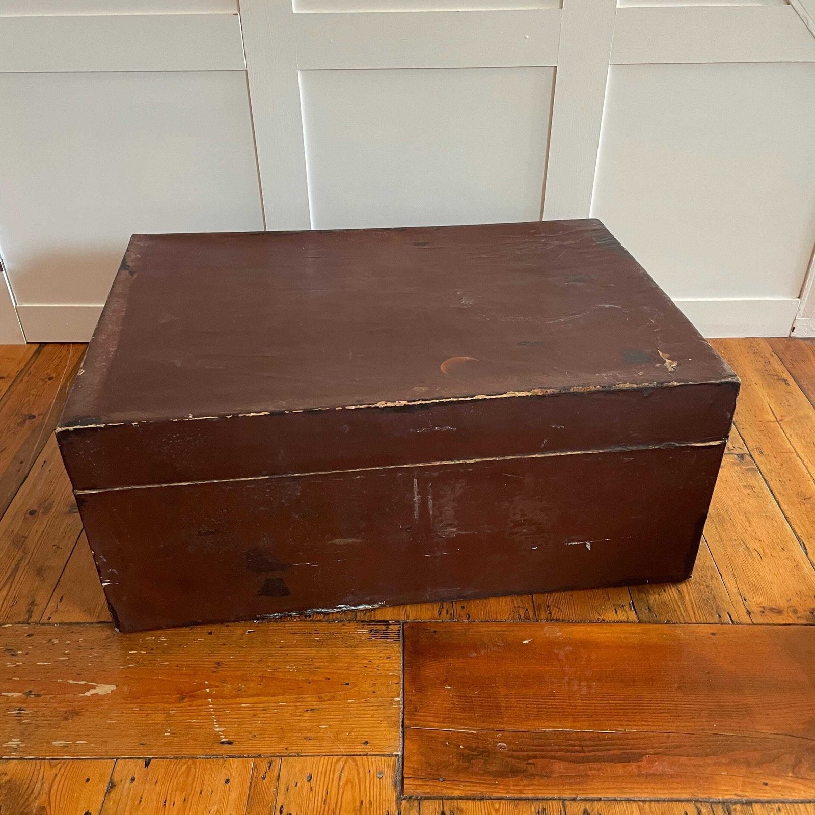 photo vinterior Large Hand Painted Chinese Trunk Dark Red Lacquered Oriental Storage Chest Vintage Blanket Box Coffee Table Decor Asian Chinoiserie