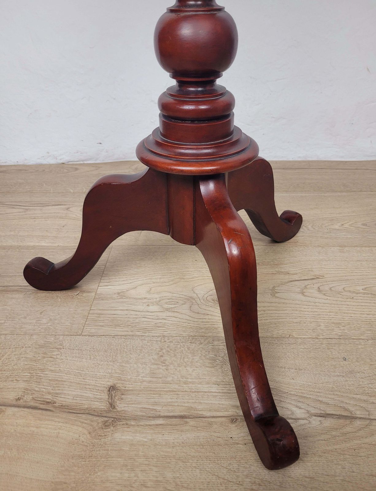 Victorian Pedestal Tripod Table English 19th Century Mahogany photo vinterior