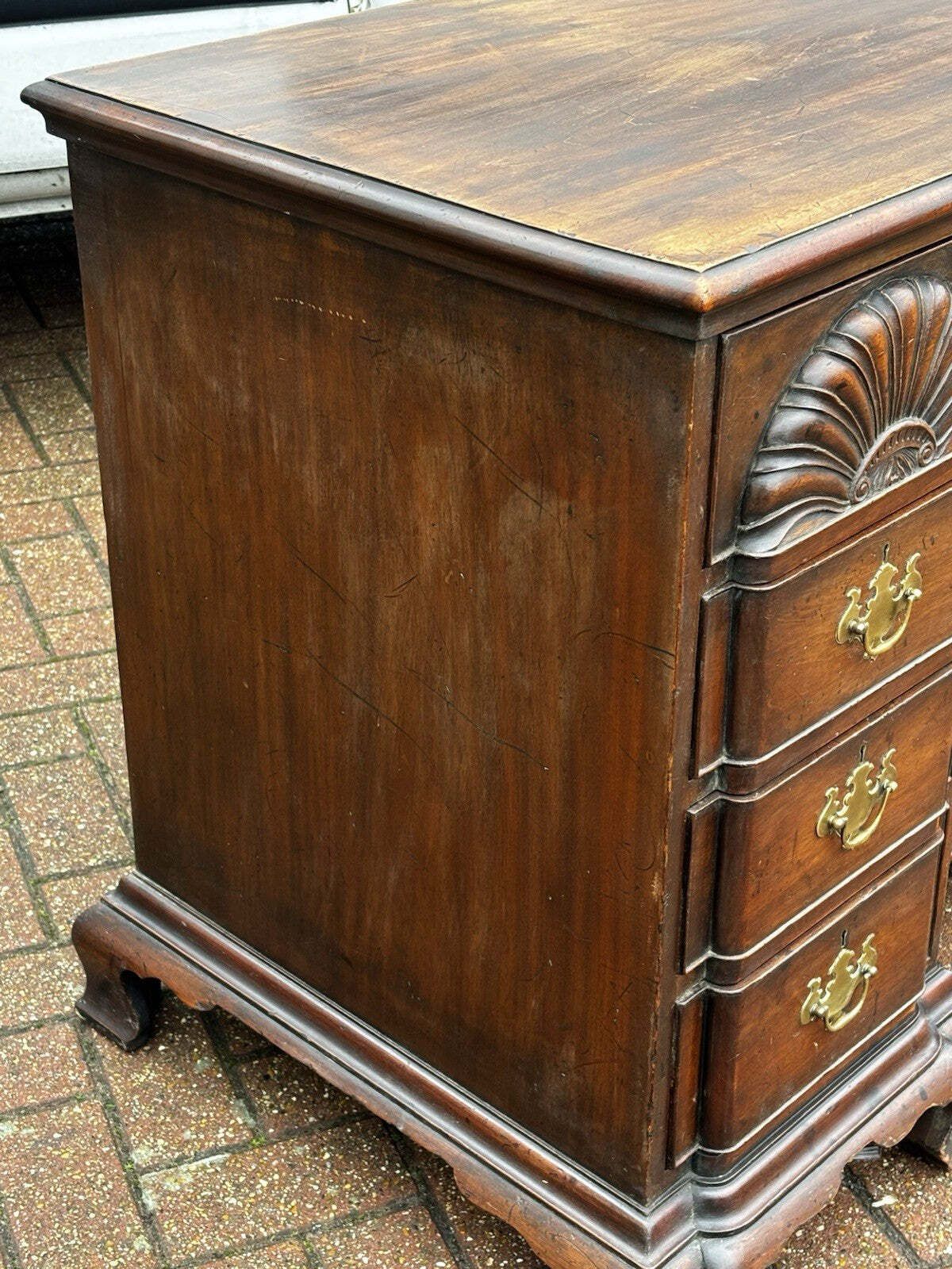 photo vintage Antique Mahogany Rhode Island Desk, In The Style Of John Townsend.
